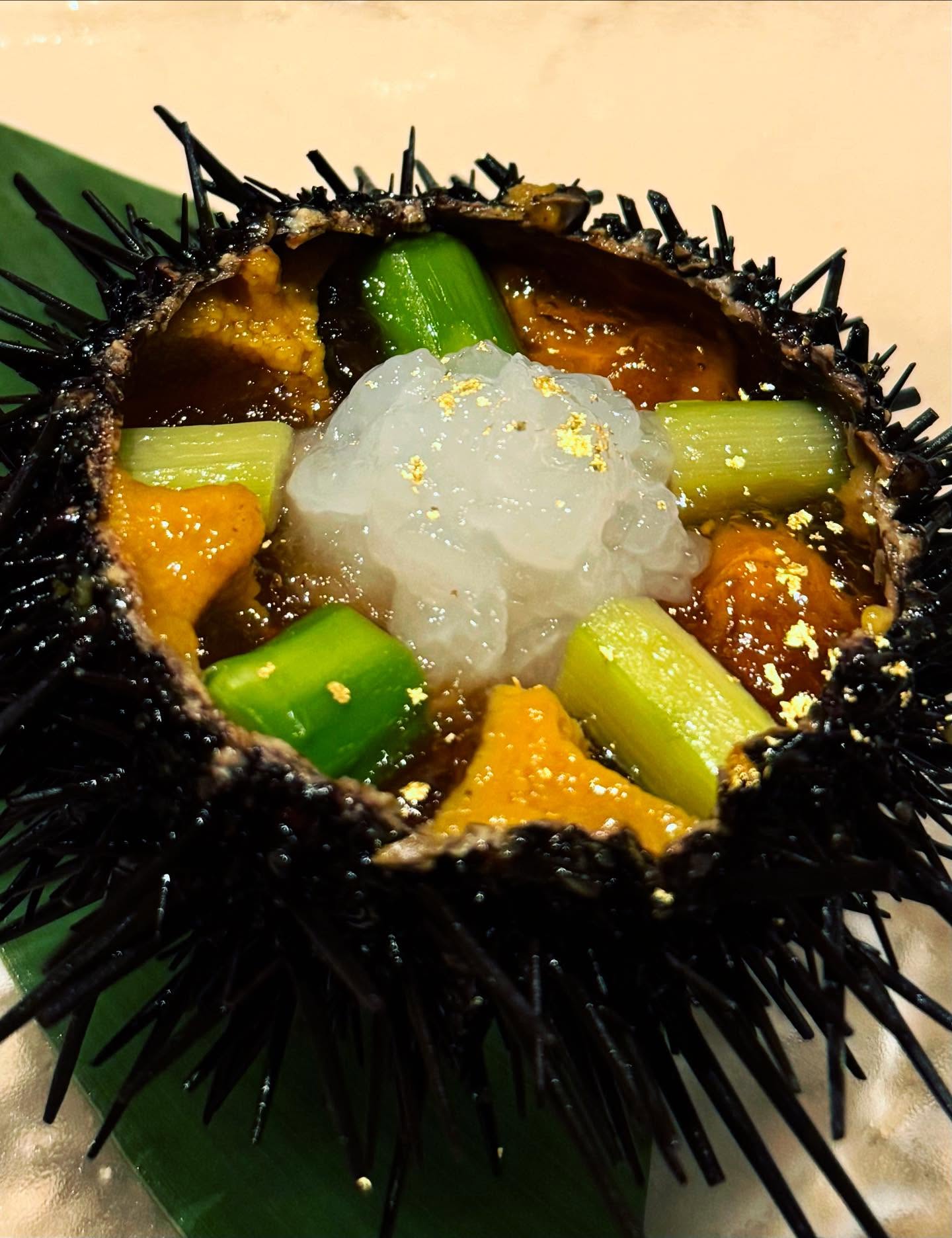 Our much loved shell uni signature dish is back but in a very short season. As current supply for best quality shell uni is extremely limited, kindly reserve in advance so that we can secure the best ones specially for you.
Please WhatsApp at +6591590102 or leave us a message at the link below should you wish to savour this as part of our Omakase course.
https://www.sushi-ayumu.com/reservations
Yoroshiku onegaishimasu
#sushiayumubymasaishibashi
#鮨石橋正和
#sushiomakase
#omasake
#寿司
#鮨
#すし
#江戸前寿司
#江戸前鮨
#美味しいは
#tokyosushi
#edomaesushi
#美食
#乌节路
#日本料理
#美食推薦
#米基林
#sushilovers
#sushistagram
#finedining
#finedininglovers
#tokyosushi
#singaporeomakase
#singaporebestrestaurants
#싱가폴라이프
#싱가포르
#싱가포르일상
#싱가포르맛집
#싱가포르여행