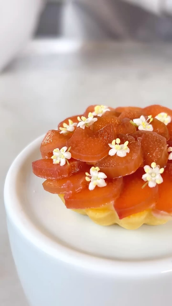 Frühlingstartelette mit Hollerblüten und Rhabarber 🌼
Link zum Rezept gibt es wie immer in der Bio oder unter sandrascheidl.gronda.com
#gronda #rezept #recipe #sandrascheidl #culinaryarts
@gronda @tyrolitlife