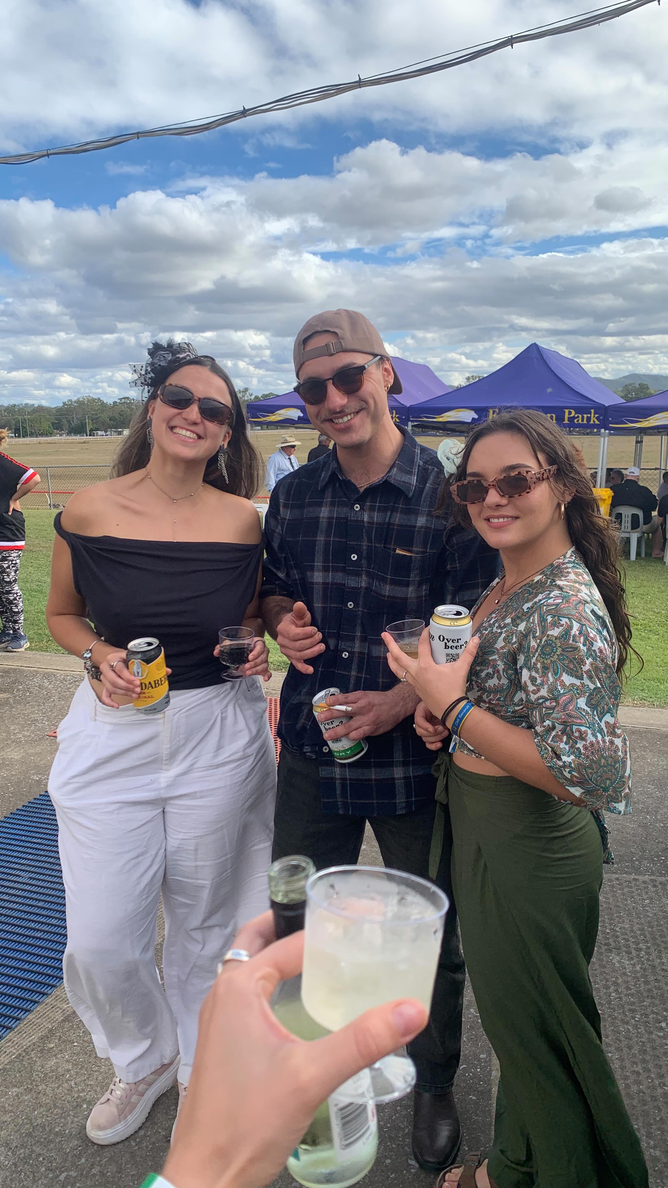 Off to the races🐎🏁🥂👒 #raceday #hostellife #hosteladventures #gladstone