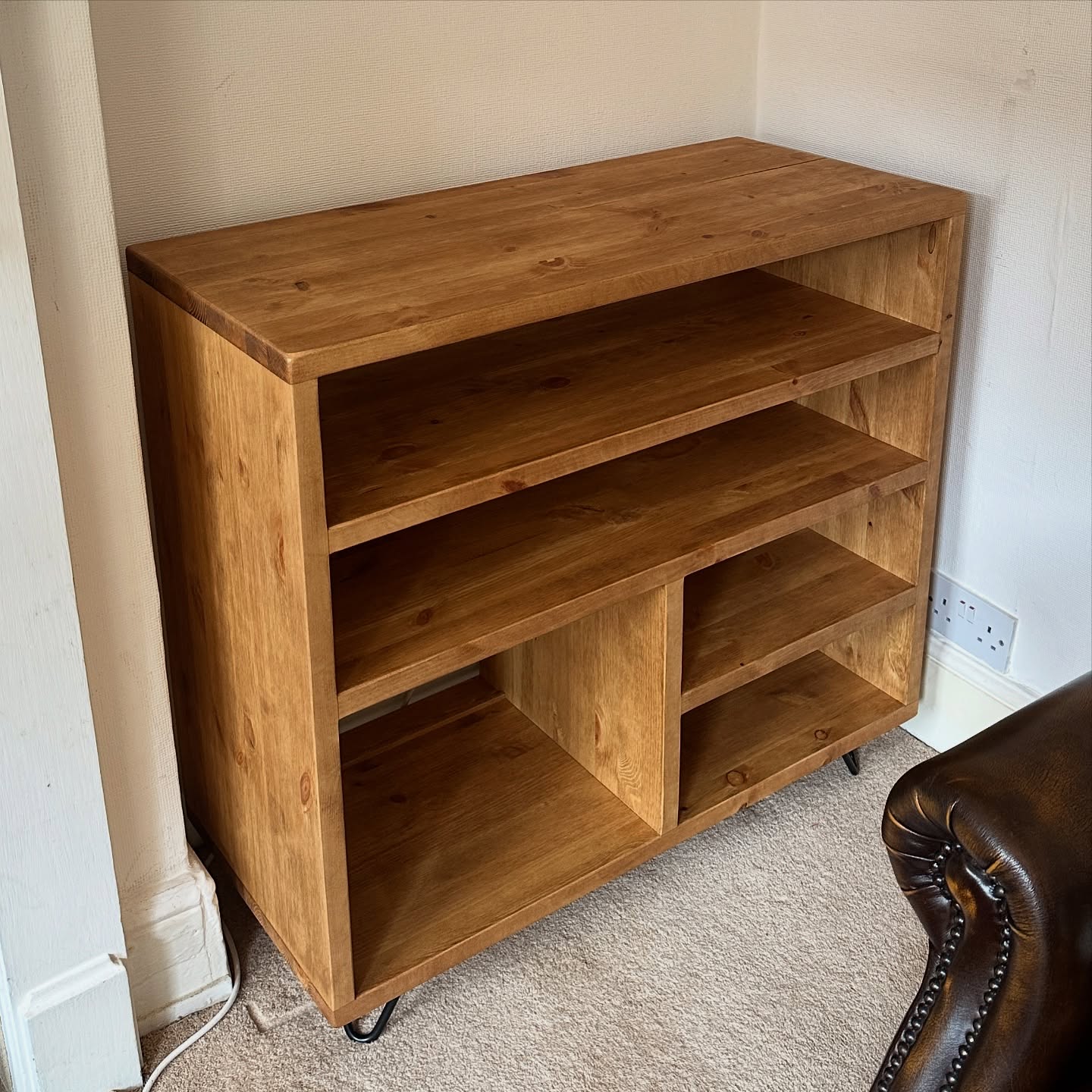 Our ‘Serene’ Record and HiFi Storage unit has been the most popular design so far this year. It offers adjustable shelves, it’s made to measure and made to a very high quality finish. This piece finished in Dark Oak is the latest delivery & installation by us. #komodafurniture #hifi #solidwoodfurniture #madeinbritain