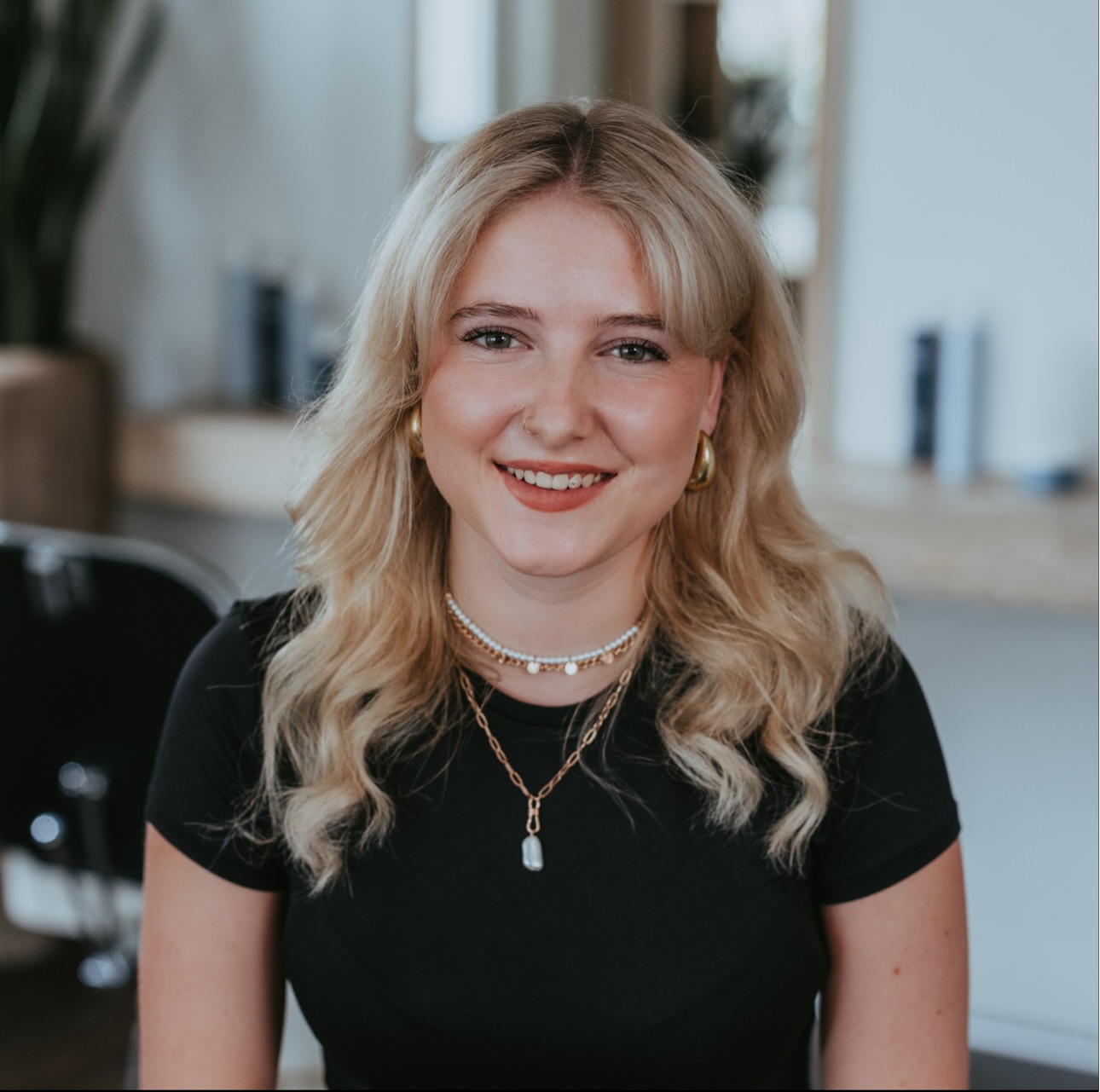#timetosaygoodbye 🌏✨✂️ @janissa_hair
Nach 4 wunderbaren Jahren bei Zolikhair dürfen wir unsere liebe Janissa voller Stolz in ihren neuen Lebensweg ziehen lassen 💇♀️✨.
Mit einer großartigen Abschlussprüfung 🎓👏 hat sie ein Kapitel beendet – und beginnt nun ein neues. Auch wenn sie nicht mehr bei uns arbeitet, wissen wir: die Welt hat mit ihr eine fantastische Hairstylistin mehr gewonnen 🌍💖.
Liebe Janissa, danke für deine Hingabe, dein Talent und all die besonderen Momente mit dir. Wir lassen dich nur ungern gehen, wünschen dir aber von Herzen alles Glück und Erfolg für deine Zukunft 🌸🍀✨.
#lehrabschlussprüfung #bestandeneprüfung #youngstylist #hairstylist #abschlussprüfung #prüfungen #qualifikationsprüfung #coiffeuse #zollikhair #bäretswil #zhoberland