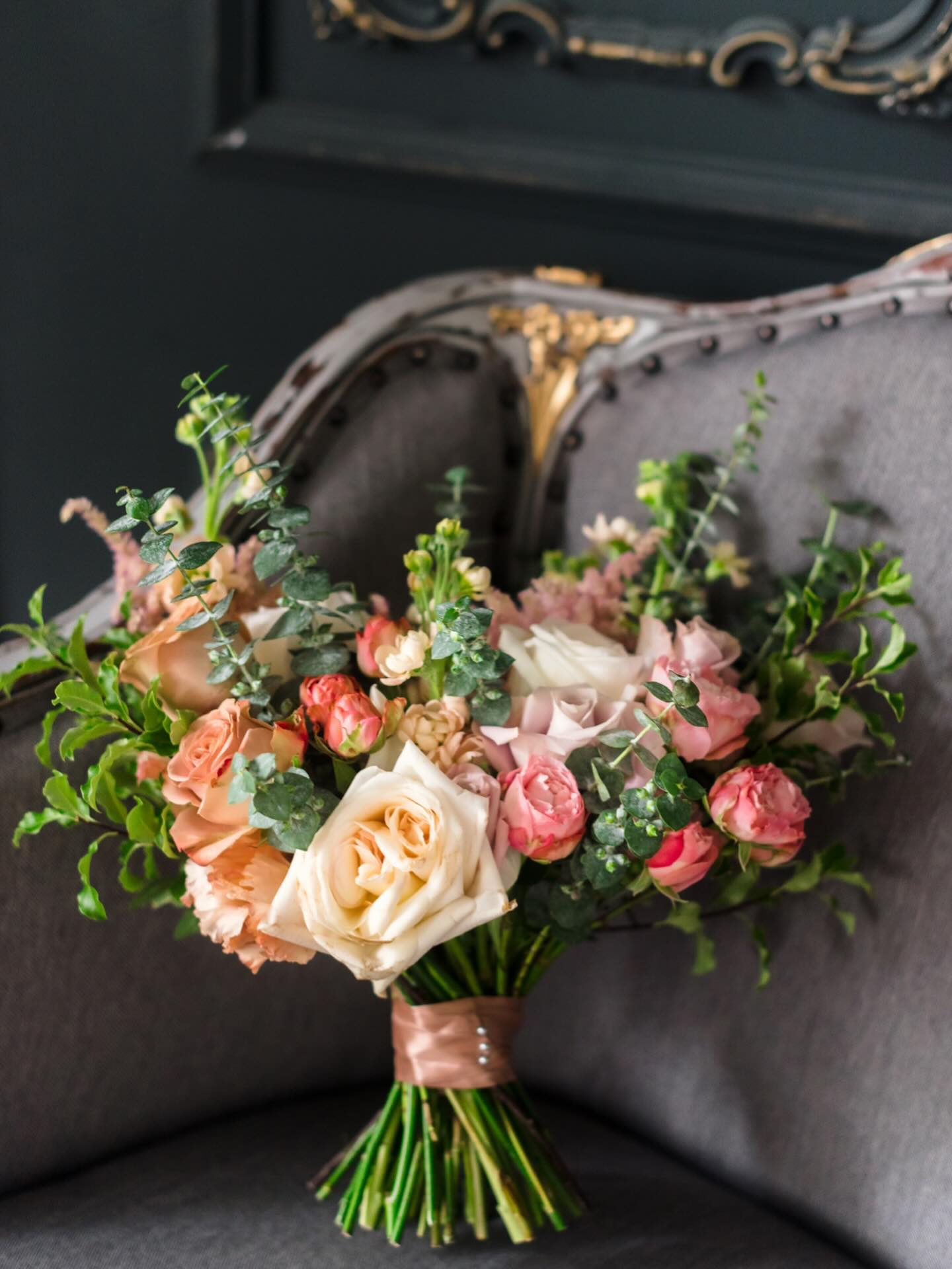 ✨Soft romance meets timeless elegance ✨
A lush bouquet of blush, cream, and peach tones wrapped in satin and love — perfect for the modern romantic bride. 💐