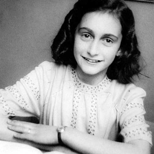 ANNE FRANK
BBKL XL (in Vorbereitung)
Artikel online abrufbar
Autor: Nina M.G. Ostholt
FRANK, Annelies (Anne) Marie, * 12.6. 1929 in Frankfurt a.M., † Februar 1945 im KZ Bergen-Belsen, Holocaust-Opfer und Autorin. Anne verbrachte, gemeinsam mit ihrer drei Jahre älteren Schwester Margot und ihren Eltern Otto und Edith Frank, geb. Holländer ihre Kindheit in Frankfurt am Main.
https://www.bbkl.de/index.php/frontend/lexicon/F/Fr/frankanneliesannemarie-88274
#annefrank #bergenbelsen #bergenbelsengedenkstätte #judenverfolgung #holocaust #gegendasvergessen #bbkl #kirchenlexikon #bautzverlag