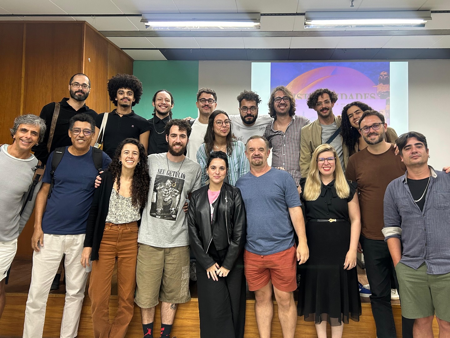 Nos dias 14, 15 e 16 de maio, o Tramas esteve presente no XVII Historicidades, realizado na UFF – Universidade Federal Fluminense, em Niterói.
O evento, sediado pelo grupo Tempos, reuniu pesquisadores de diferentes instituições e regiões do país para refletir sobre as múltiplas temporalidades que atravessam os processos comunicacionais.
Foram três dias de intensos debates, trocas e partilhas que reforçam a importância da historicidade como categoria fundamental para pensar a comunicação em suas diversas dimensões.
Agradecemos à UFF e ao grupo Tempos pela acolhida e pela organização deste encontro tão potente!
Confira alguns registros do evento!