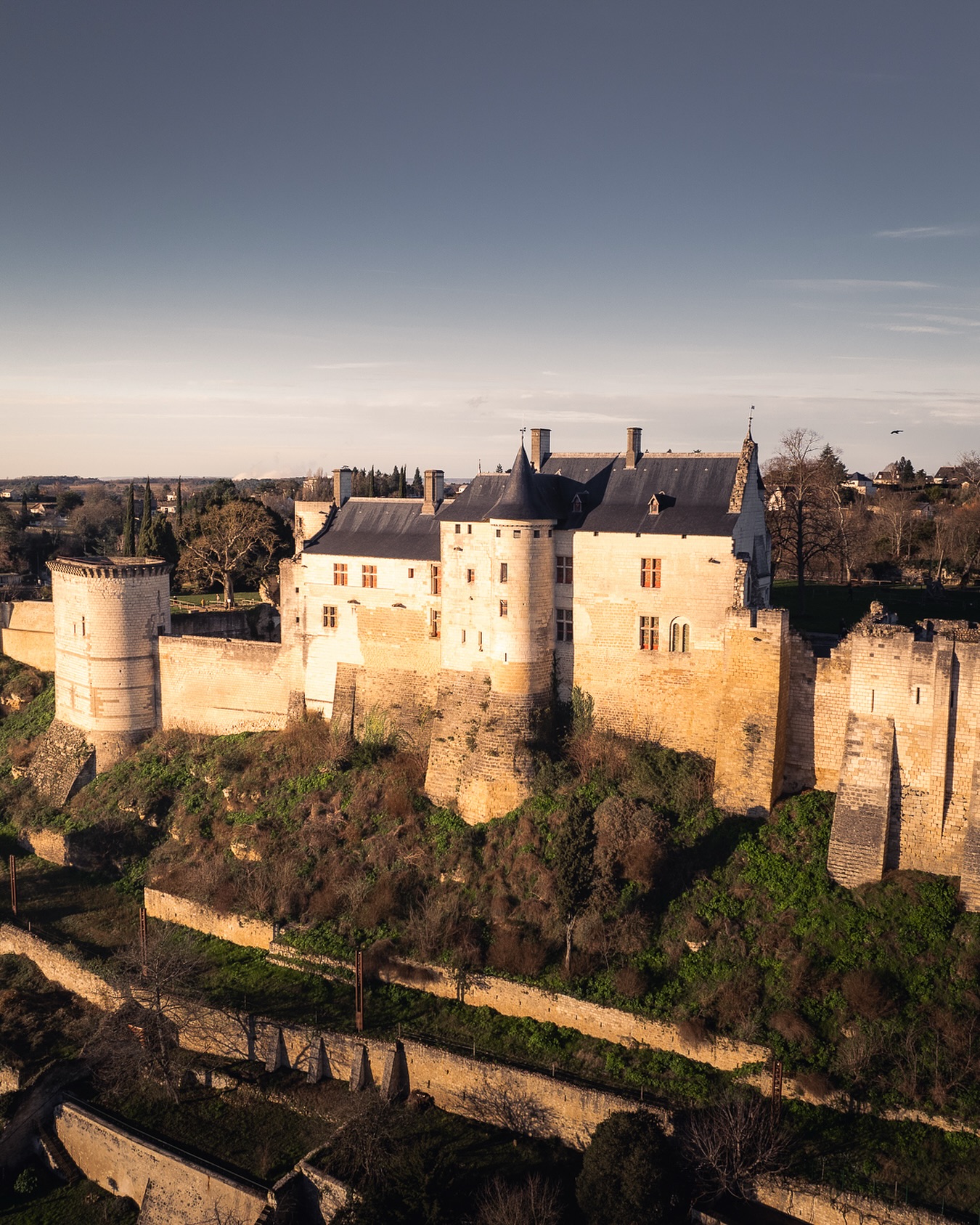 Chinon, la ville de Rabelais et Jeanne d’Arc
🏰 Chinon, entre histoire et vignobles ! Dominée par sa forteresse, cette cité médiévale fut le théâtre de la rencontre entre Jeanne d’Arc et Charles VII en 1429. Aujourd’hui, elle est aussi réputée pour ses vins d’exception.
🔎 Anecdote : François Rabelais, célèbre écrivain humaniste, est né à quelques kilomètres de Chinon et s’est inspiré de la ville pour ses écrits.
📍 Forteresse Royale de Chinon, 37500 Chinon, France
••••••••••••••••••••••••••••••••
#chinonville #chateaudechinon #tourainehistoire #chinon #loirevalley
#valdeloire #patrimoinefrancais #chateauxdelaloire #loirevalley