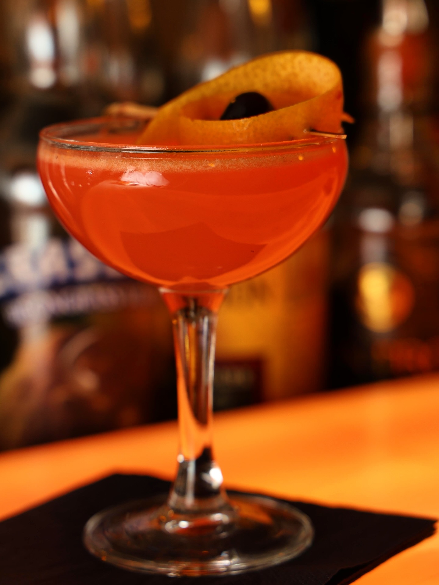 Saturn - Ein Tiki-Drink aus den 60er Jahren!
Der exotische Drink kombiniert komplexe Geschmäcker von Passionsfrucht, Mandel, Falernum und Zitrone mit Gin. #drinks #bartender #ingolstadt #bavaria