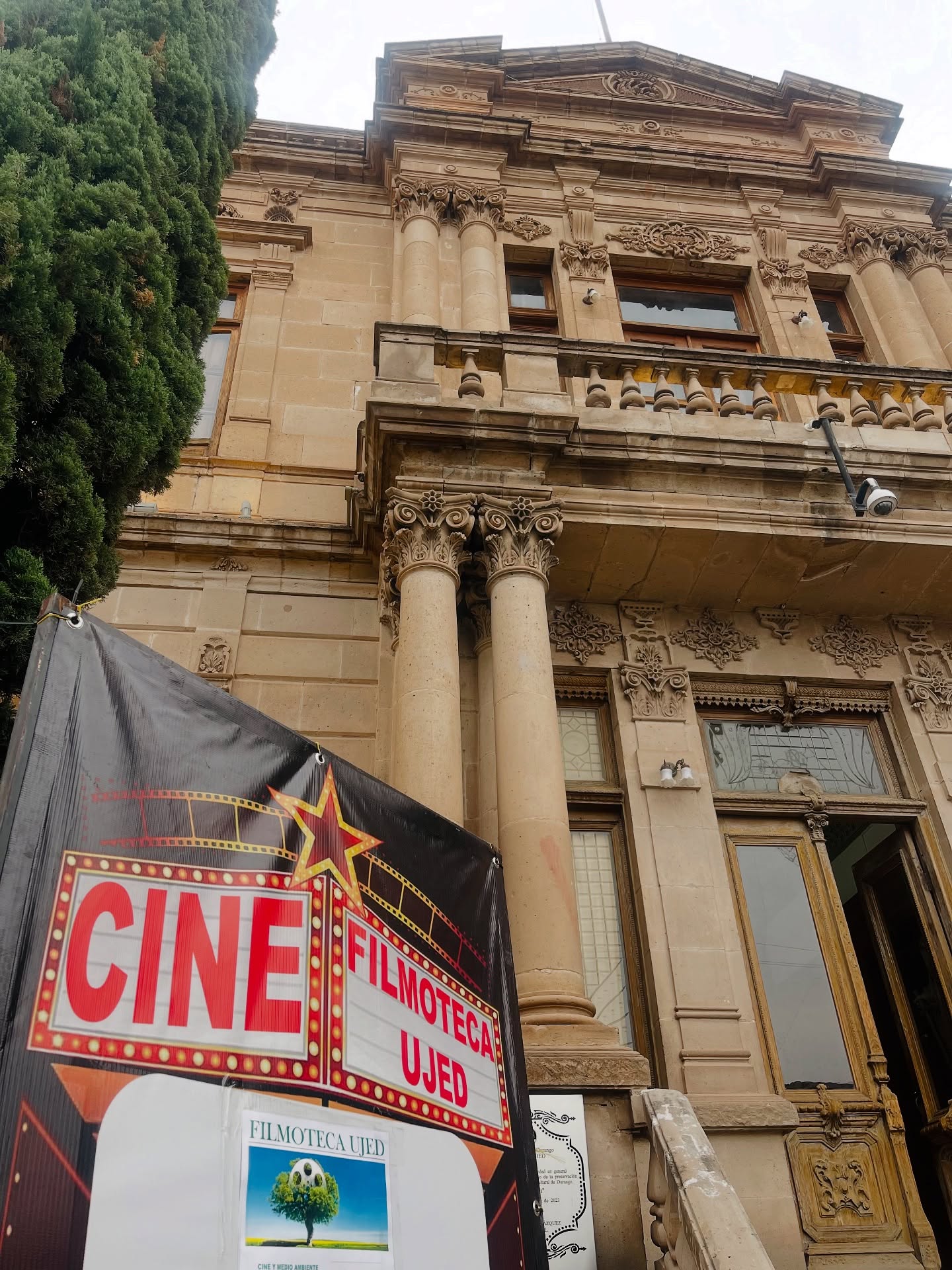 A huge thanks to Juan José and Andrey for the invitation to attend the 12th year anniversary of Cinéfagos and special screening of “El Mirador” on Friday, June 6th at Museo Regional UJED in the beautiful state of Durango, México ❤️🎬 “The land of Cinema” Looking forward to the start of a new working relationship 😊🎥
#scrantonfilms #durangomexico #FilmotecaUJED #cinefagos #independentfilm #filmisuniversal @johnnyantuhap @filmotecaujed @museoregionalujed
