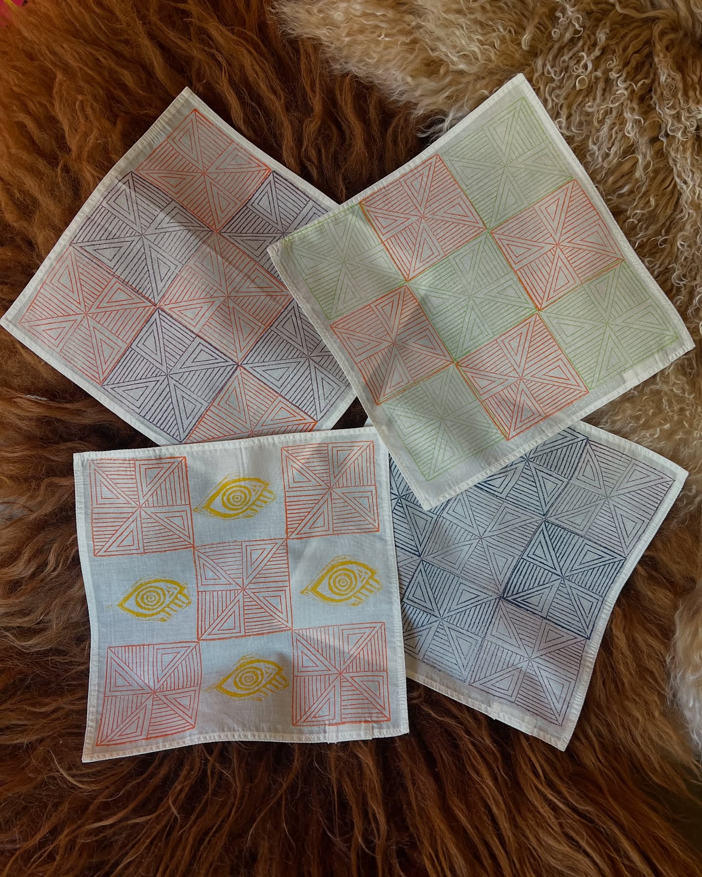 📸 Hankies for those who nose knows that hay fever is best endured with functional art on hand.
Which set is your favorite?
#blockprinting #acessories #giftideas #queerartist