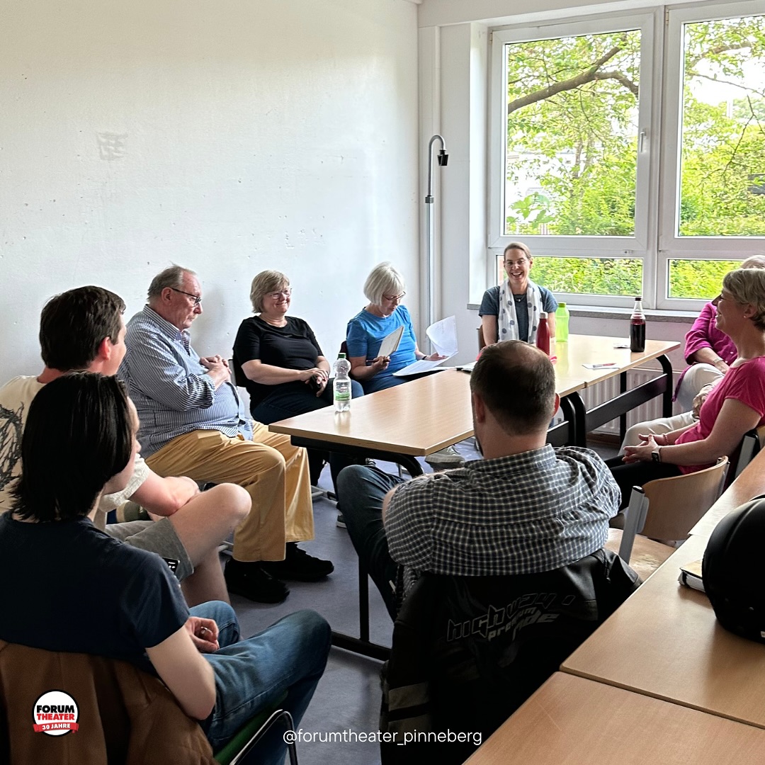 ✨Die Stückewerkstatt 2026 beginnt!
Gestern haben sich unsere Mitglieder zum ersten Mal getroffen, um gemeinsam Ideen für den Spielplan 2026 zu entwickeln. 🎭💬
Unter der Leitung von Hanne Schellwald und Björn Oberhössel haben die vielen kreativen Köpfen aus dem Verein sich über Stücke für die Spielzeit 2026 ausgetauscht.
Jetzt werden Vorschläge gesammelt, Stücke angefragt und langsam entsteht unser Theaterjahr 2026.
Ob Klassiker oder Neues, realistisch oder verspielt – alles darf auf den Tisch… sogar wenn es auf Seite eins heißt: „Es wird eine Drehbühne empfohlen“. 😄
Wir freuen uns riesig auf die nächsten Treffen und nehmen Euch natürlich mit.
#forumtheaterpinneberg #stückewerkstatt #spielplan2026 #pinneberg #theater