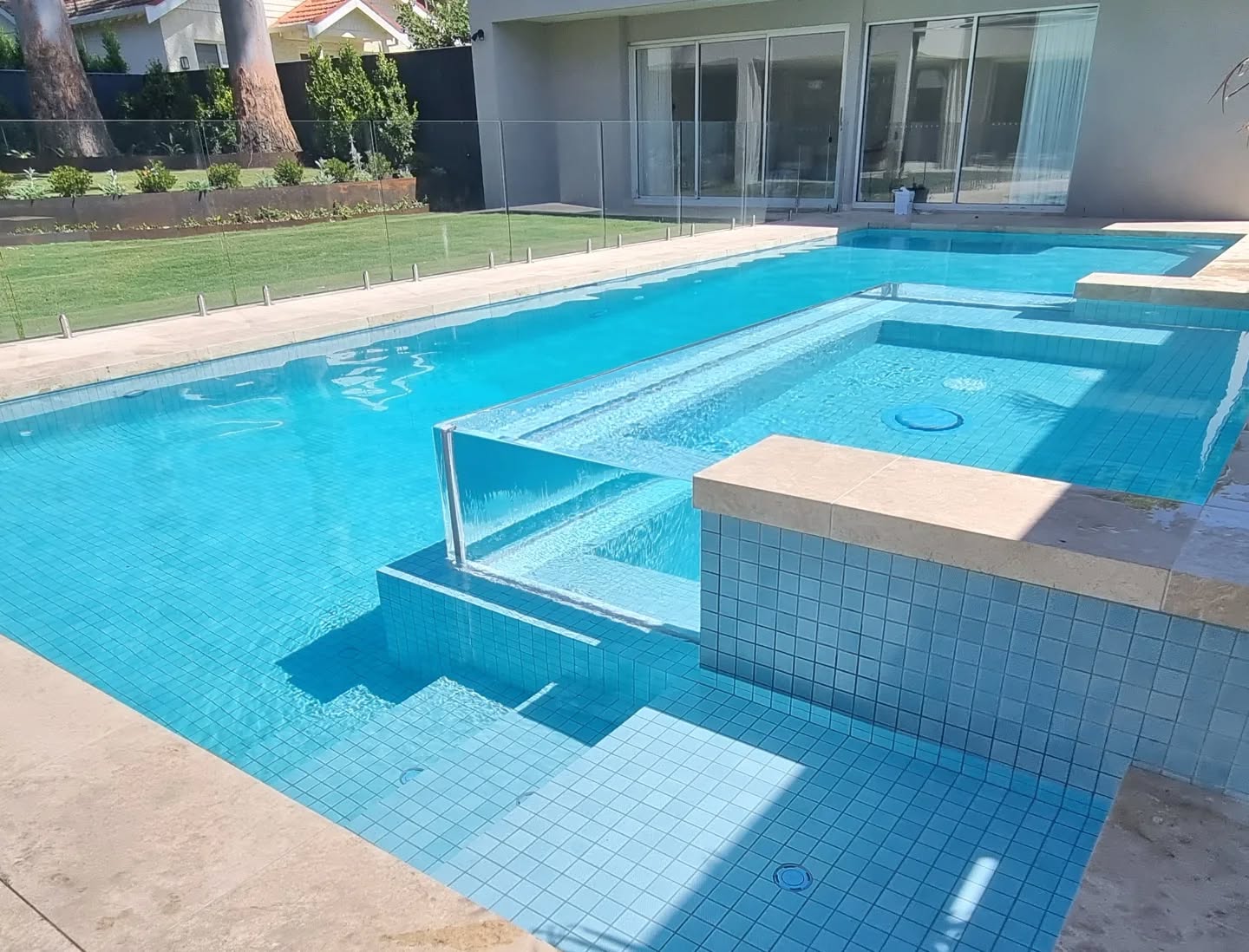 Perfect winter's afternoon for a spa π§πββοΈπΈ
#poolandspa
#spa
#poolbuilder
#melbourne
#landscapedesign
#poolwindow
#acrylic