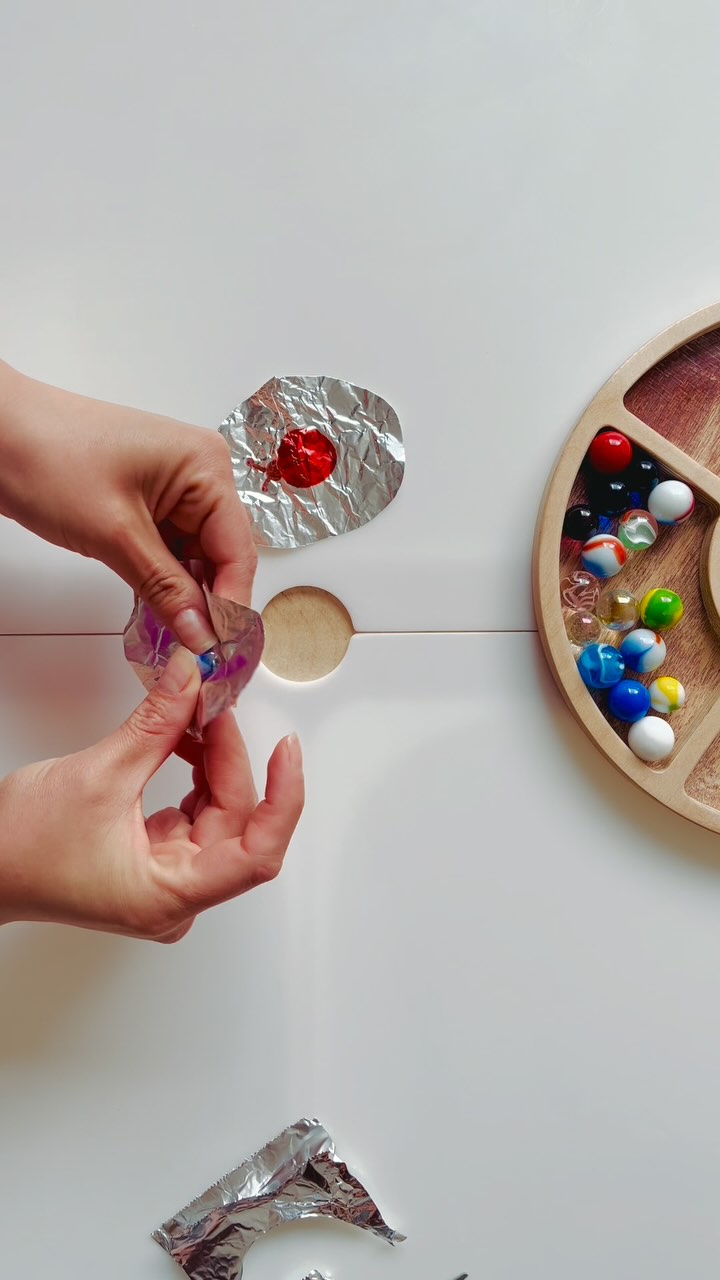 Juego de verano para niños súper sencillo
.
Las vacaciones se aproximan y este juego es tan divertido de crear como de poner en accion
.
Nosotros hicimos catarinas 🐞 pero pueden dibujar escarabajos 🪲 o cualquier otro bicho que quieran poner a chocar y competir
.
Solo se requiere un poco de papel aluminio, plumones de colores y canicas
.
Les gusta?
.
#vacacionesconniños #mesasensorial #kidscraft #toddlerplay #matandpad