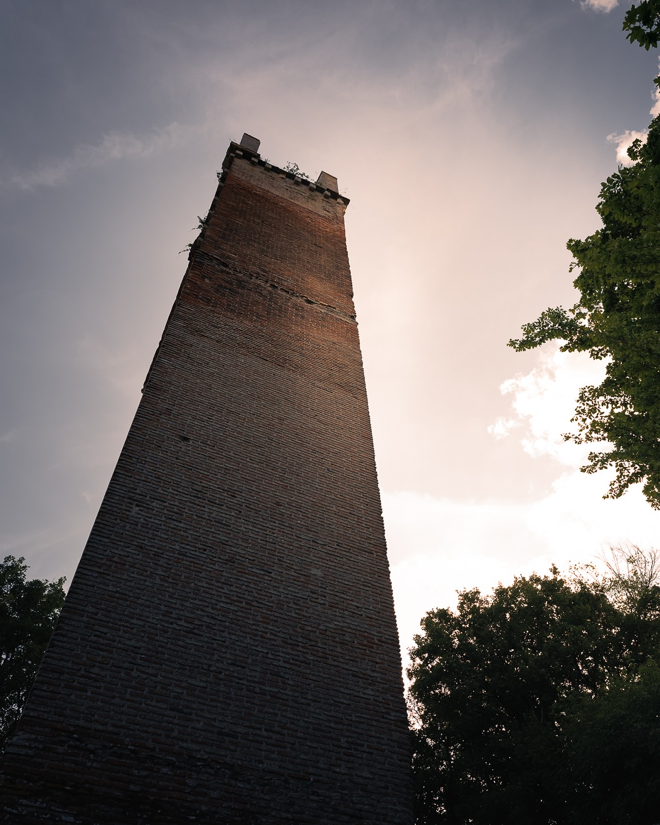 La Pile de Cinq-Mars, un mystère gallo-romain en Val de Loire
🏛 Un monument antique mystérieux en Val de Loire ! La Pile de Cinq-Mars, haute de près de 30 mètres, est une tour gallo-romaine datant probablement de la fin du IIIᵉ siècle. Située à Cinq-Mars-la-Pile, elle domine la vallée de la Loire et intrigue par son architecture unique en France.
Composée de briques et de blocs de calcaire, elle demeure une énigme : funéraire, commémorative ou symbolique ? Son rôle exact reste un mystère non résolu.
🔎 Anecdote : Ce monument est mentionné par Rabelais dans son œuvre “Gargantua”, témoignant de sa notoriété dès le XVIᵉ siècle.
📍 7 Chemin Haut de la Pile, 37130 Cinq-Mars-la-Pile, France
•••••••••••••••••••••••••••••••
#piledecinqmars #cinqmarslapile #monumentgalloromain #tourainehistoire #patrimoinetouraine #loirevalley #valdeloire #patrimoinefrancais #monumentshistoriques #histoiredefrance