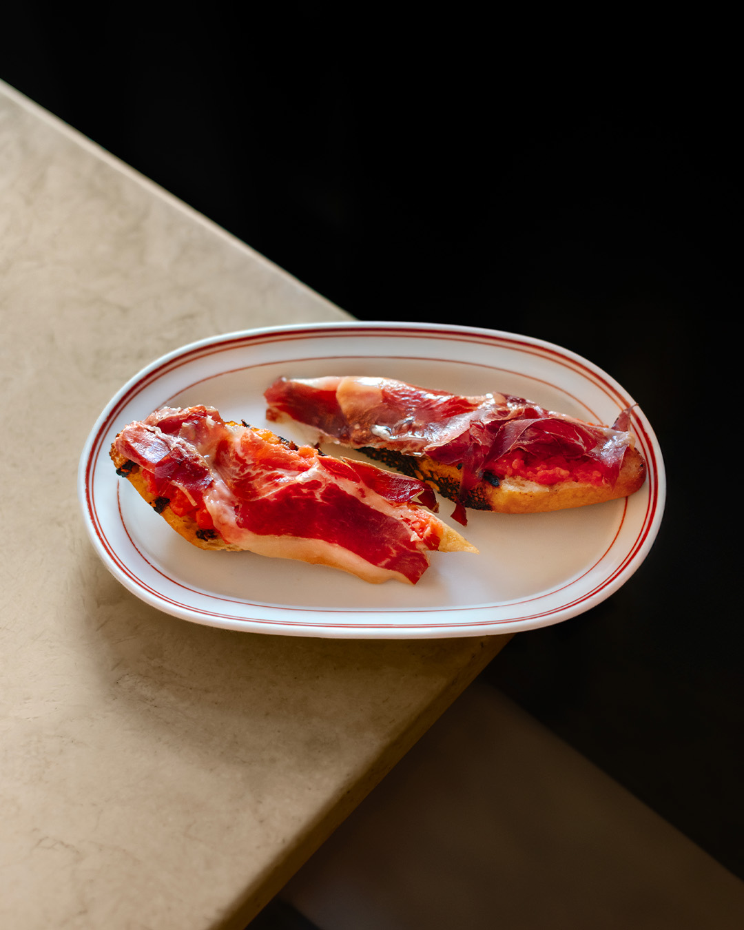 Orgulhamo-nos em apresentar o Pan con Tomate do Tapisco: um clássico espanhol com o toque do Chef @henriquesapessoa, servido com Jamón Ibérico de Bellota. Para partilhar e saborear em boa companhia.
--
We are proud to present Tapisco Tomate Bread: a Spanish classic with Chef @henriquesapessoa's touch, served with Jamón Ibérico de Bellota. To share and enjoy in good company.