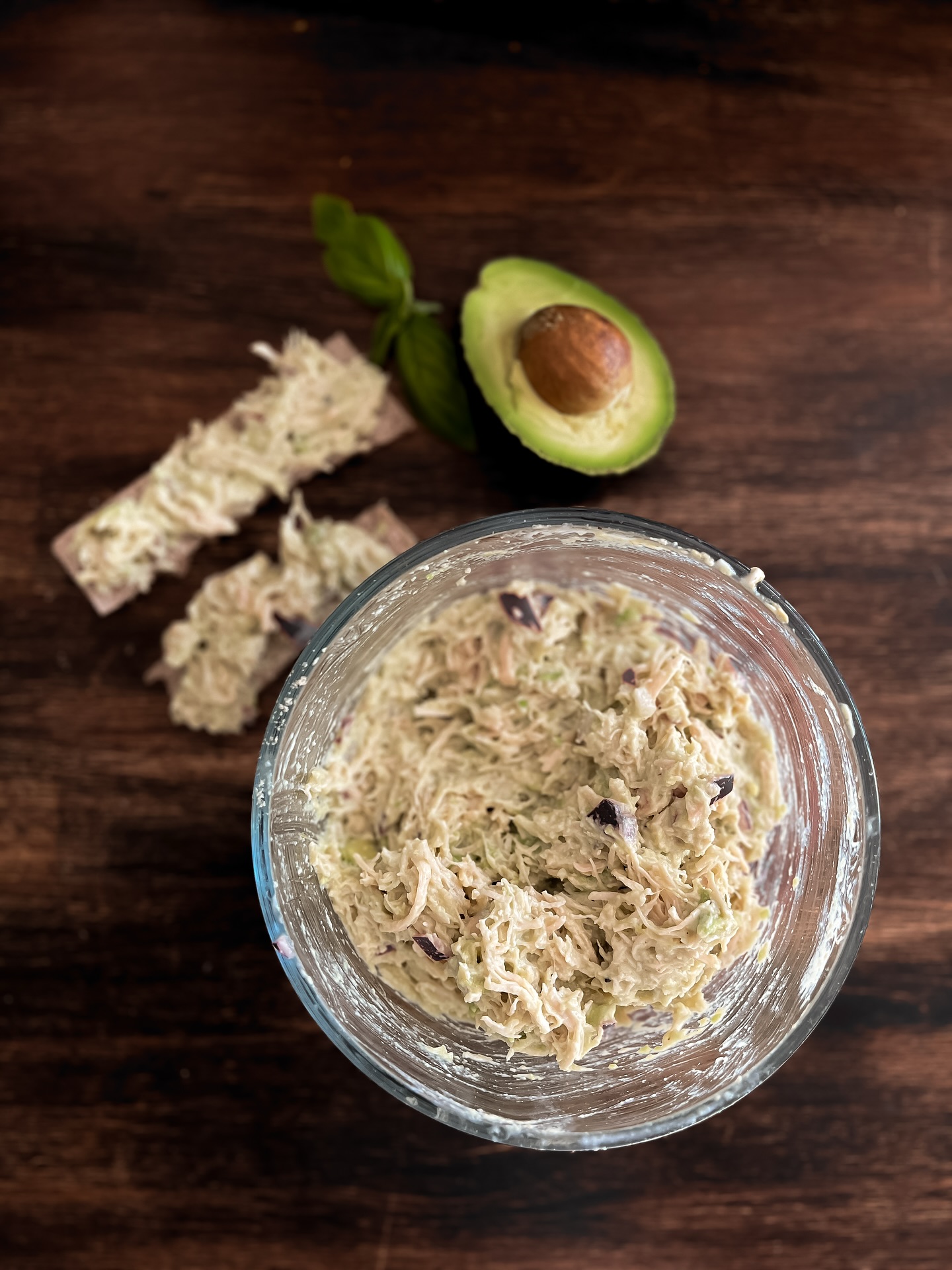 RECETTE DME
J’ai concocté cette petite recette pour mon bébé ce soir et j’ai eu envie de vous la partager. Si comme moi vous aimez les recettes rapide, nourrissantes qui peuvent plaire autant à bébé qu’à tout la famille en voici une parfaite!
SALADE DE POULET ET AVOCAT
1 boîte de poulet en conserve de 354g
1 petit avocat coupé en cubes
1/4 de tasse d’oignon émincé
1/4 de tasse de céréales pour bébé
1/2 T de yogourt grec nature
1 c à s de moutarde de dijon
Un peu de poivre au goût
1 c à t de jus de lime
Mélanger le tout dans un bol et servir en sandwich ou tartiné sur du pain des fleurs
J’espère que vous aimerez cette recette. Laissez-moi vos impressions en commentaire et si ce contenu vous intéresse laissez moi le savoir!
#DME #blogchrétien #motherhood #momhack #blwrecipe