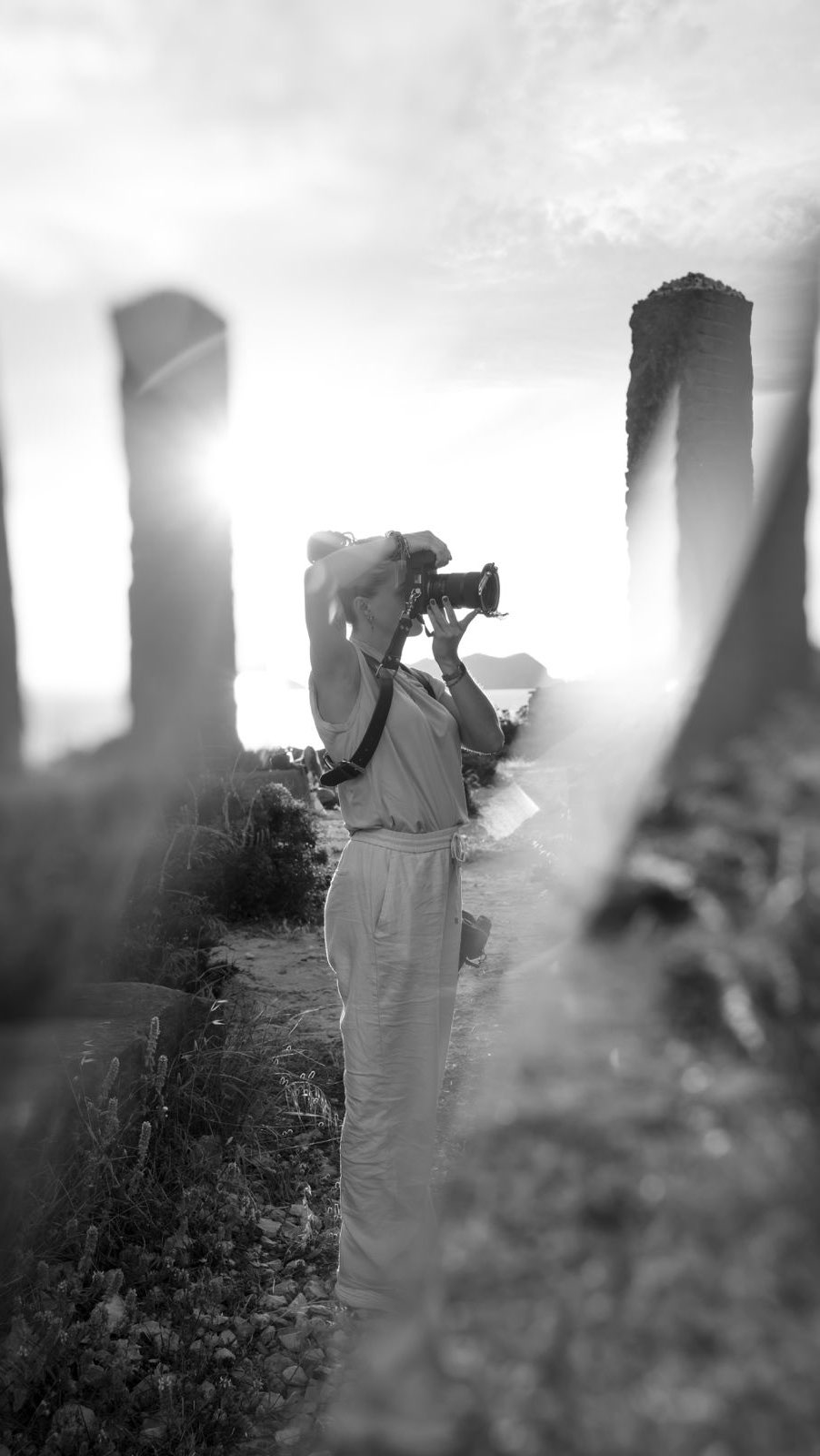 ๐๐ผ๐ถ!
Ik ben Emily, met mijn trouw fotografie probeer ik jullie verhaal zo goed mogelijk op beeld te krijgen. Niet alleen het perfecte plaatje, maar spontane beelden die echt spreken. Mijn doel is dat jullie na afloop denken: ja, dit zijn wij! Mijn stijl is warm, spontaan, natuurlijk en met een creatieve twist. Ik blijf mezelf uitdagen door altijd bezig te zijn met het creatieve gedeelte van het vak fotografie. Fel/hard licht of juist een ruimte met weinig licht? Voor mij geen probleem, ik zie dit als een uitdaging! ๐ธ
Spreekt mijn stijl jullie aan voor jullie grote dag? Neem dan een kijkje op mijn website: www.byemilyvisser.com en stuur me een berichtje. Ik kan niet wachten om jullie te ontmoeten!
Liefs,
Emily ๐
Eerste video door @filmingtoday.nl
Omslagfoto door @houdoee.nl