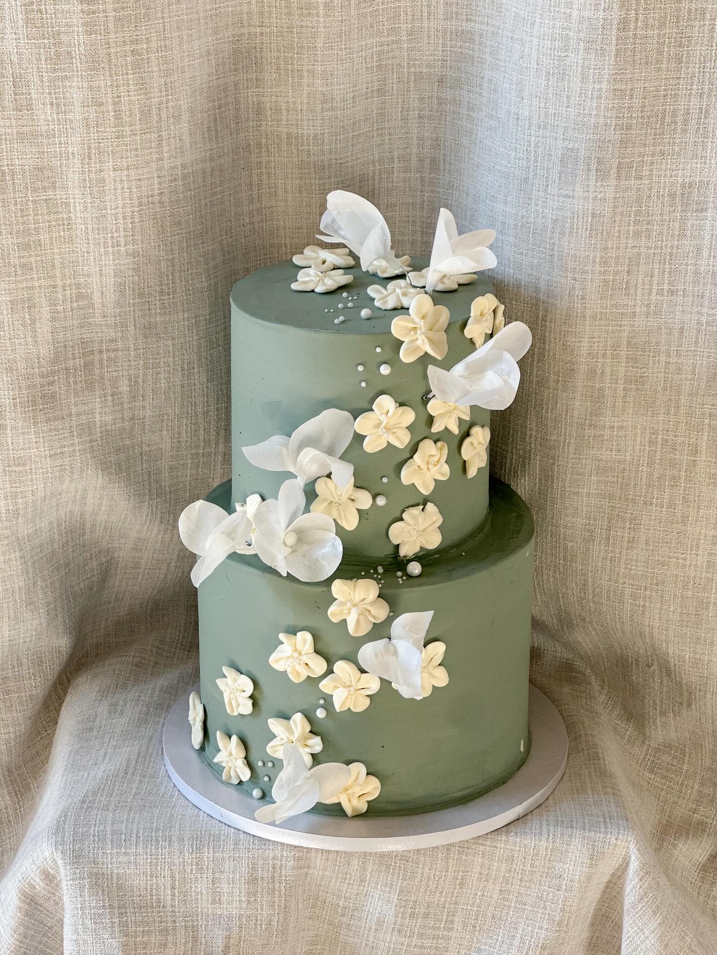 Neues Lieblingsdesign 🤍✨
Wie gefällt euch die Torte ganz in der Farbe Eukalyptus eingestrichen? 🌿
Stimmt mal in den Kommentaren ab. ✨
Ich freue mich auf viele weitere schöne Torten in den nächsten Wochen! 🤍
Anfragen für Hochzeiten 2026 nehme ich ab Anfang Oktober an. Hierfür bitte das Kontaktformular auf der Homepage nutzen!
Jetzt wird erstmal noch die Saison 2025 gerockt 🥳💪🏽
#weddingcake #wedding2026 #hochzeitstorte #eucalyptus #patisserie #konditorei #juliasitter_patisserie