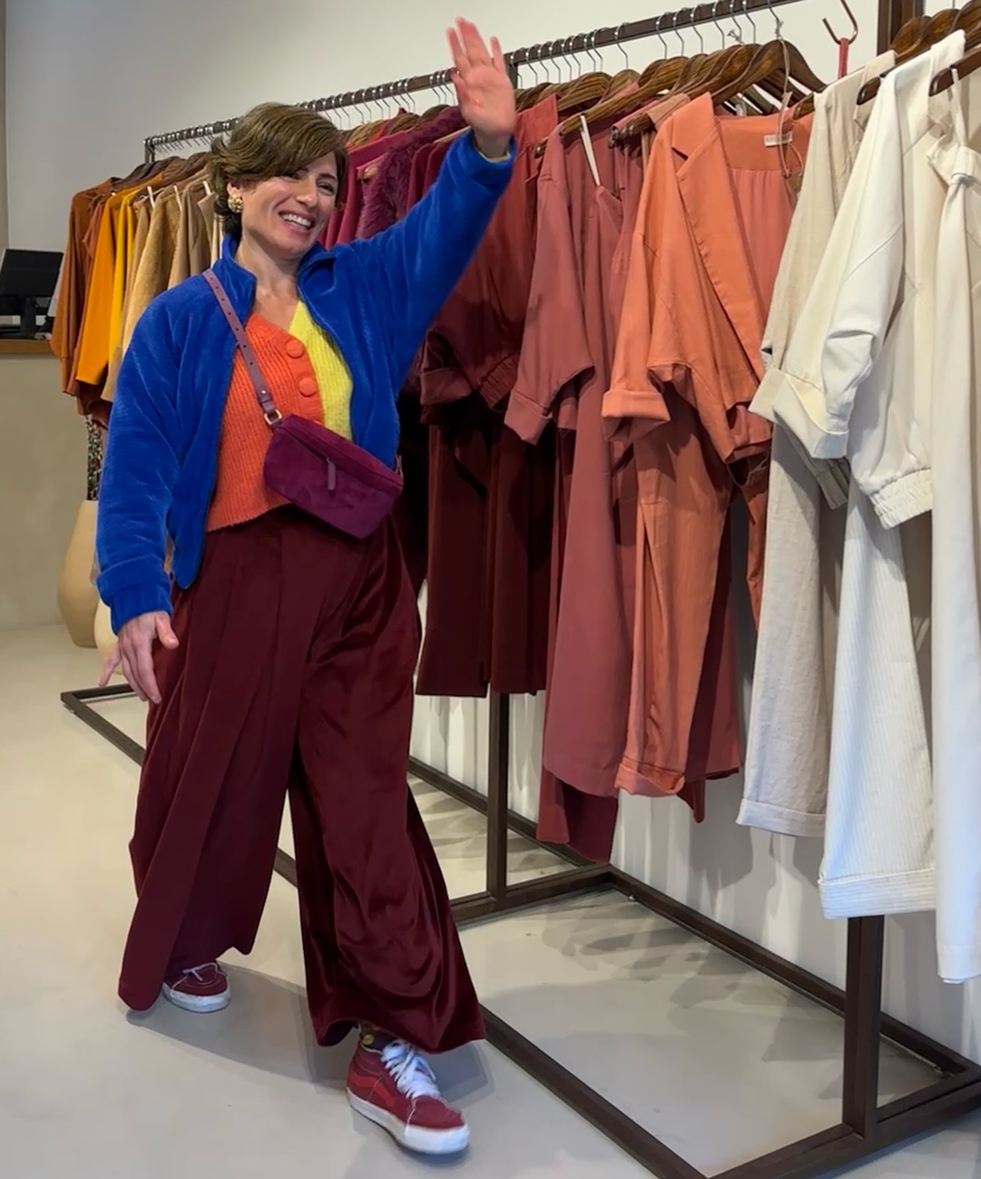 👗 “Fui só dar uma olhadinha” — 3 horas depois: caos, sacola e arrependimento.
Mas comiiigo é diferente! A gente vai pras lojas com plano, foco e zero drama.
Você prova, ri, aprende e ainda sai com look que faz sentido (e faz você se sentir incrível).
Quer parar de comprar roupa aleatória? Me chama no DM com “LOJAS” e bora viver essa tour fashion com critério! 💥🛍️