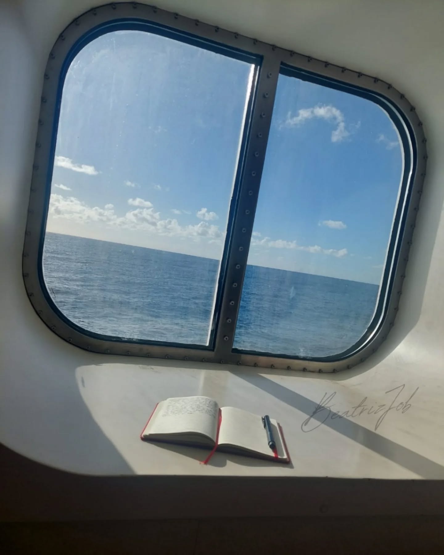 O que o mar, o inconsciente e um caderno tem em comum?
Todos possuem conteúdos profundos, misteriosos, às vezes calmos e às vezes conflituosos.
Neste dia, eu tinha uma angustia e uma gratidão. Os dois sentimentos precisavam existir, mas eu senti um pouco de dificuldade para organizá-los. Então, sentei nessa janela, observei o mar e permiti que a escrita trouxesse a ordem que eu buscava...
Escrever ajuda a colocar para fora o que tá bagunçado por dentro. Ajuda a entender o que nós sentimos, mesmo quando nem sabemos direito o quê!
Se você estive aqui neste lugar, que coisas escreveria? Pegue papel e caneta e comece 🗒️🖋️
E lembre-se, se o mar dentro de você anda agitado, talvez seja hora de olhar para ele com mais atenção e cuidado. A psicoterapia pode ser um bom começo também. ❤️
--
Beatriz Job 🌻
Psicóloga CRP06/139342
#terapiaonline #psicologia #autoconhecimento #autocuidado
