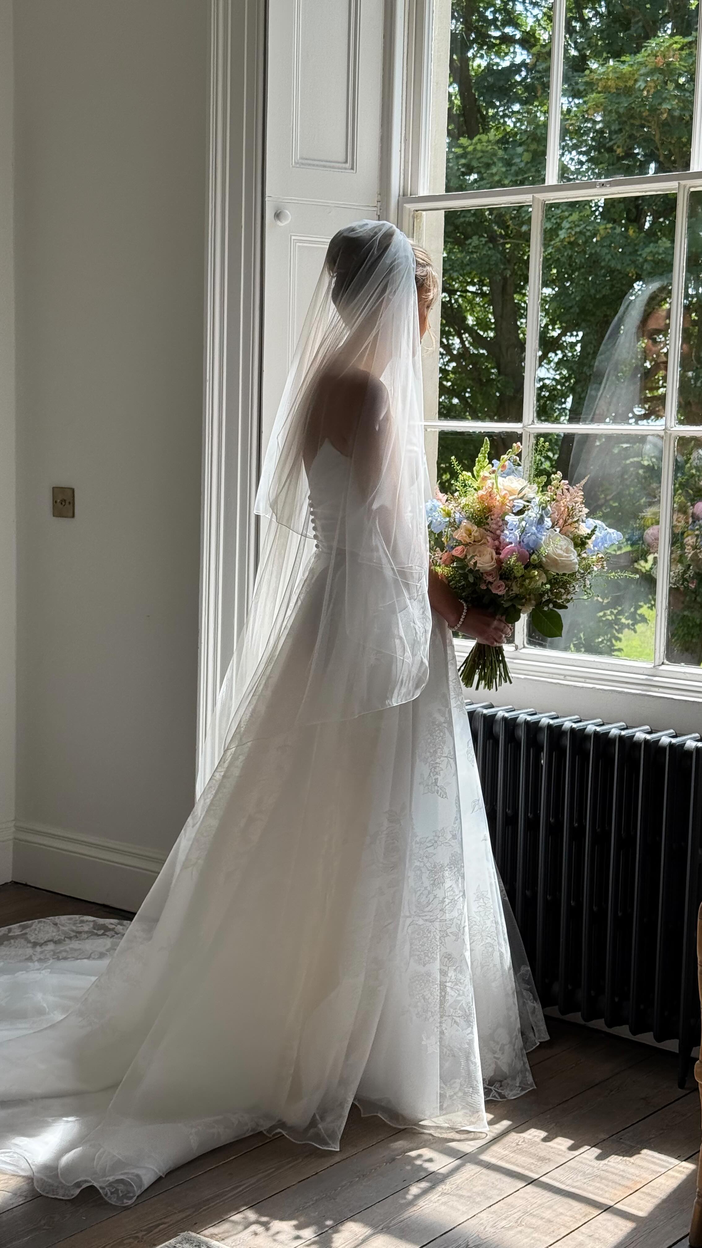 Eleanor & Huw at @aswarbyrectory - no words, still speechless so here’s there little teaser.
Working alongside the insanely wonderful @rosiemaykelly - ☀️
@eleanorglj @huwplume
Content - @_therelaxedbride
Venue - @aswarbyrectory
Photographer - @rosiemaykelly
Dress - @frances_day_bridal @suzanneneville
Florals - @flowerbarnjenny
MUA - @sophiehowick_bridalmakeup
Hair - @helensutcliffehair
Catering - Black Peppermint
Band - @themoneymusic
#aswarbyrectory #lincolnshirewedding #summerbride #ukweddingcontentcreator #weddinginspiration #bridetobe #suzanneneville #suzannenevillebride