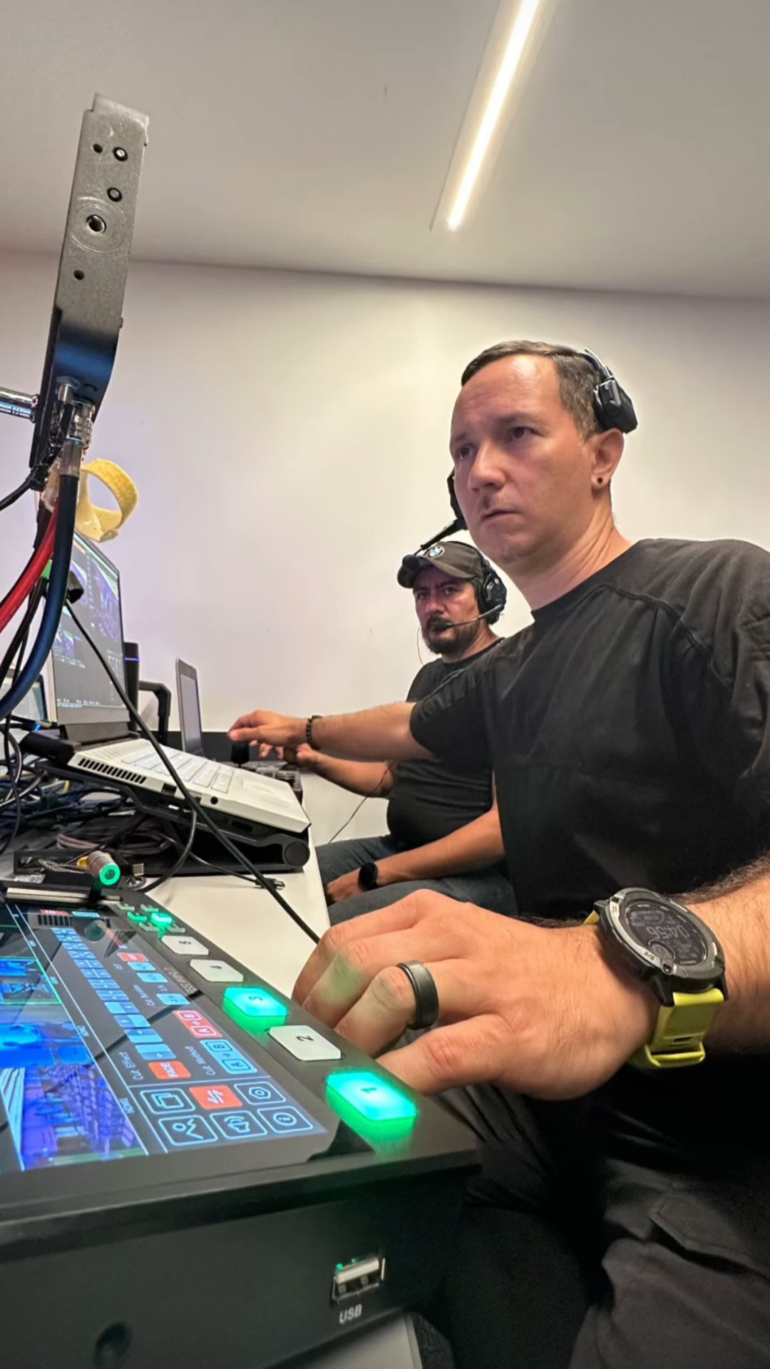 🎥🙌 En nuestro trabajo, el detalle manda… Cada proyecto es una oportunidad para crear experiencias únicas. 🎬 Desde la planificación 📋 hasta la postproducción 🎞️, cuidamos cada aspecto para ofrecer resultados que superen expectativas. 🚀 Porque entendemos que en el mundo audiovisual, la diferencia está en los detalles. ✨
#ProducciónAudiovisual #StreamingProfesional #TransmisionesEnVivo #DetallesQueImportan #CalidadAudiovisual #Cine #Video #Fotografía #TecnologíaAudiovisual #Postproducción #Cinematografía #LiveStreaming #EventosEnVivo #ProducciónDeEventos #ContenidoAudiovisual #EdiciónDeVideo #CámarasProfesionales #SonidoProfesional #LucesYSombras #DirecciónDeArte #ProducciónDeContenido #MarketingAudiovisual #PublicidadAudiovisual #EstudioDeGrabación #EquipoAudiovisual #LiveEventProduction #StreamingLive #VideoMarketing #ContenidoEnVivo #produccióndigital