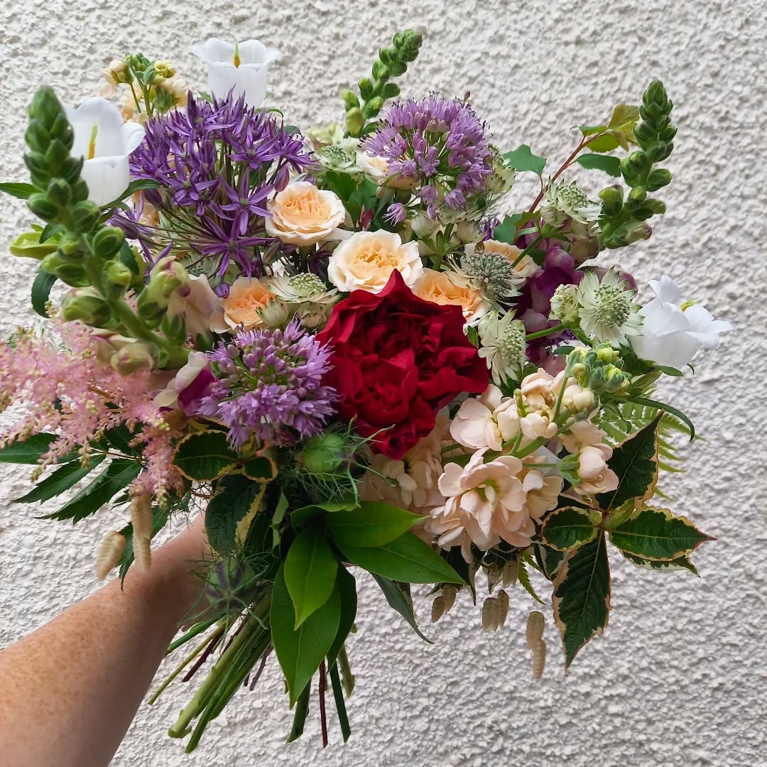 Show stopping summer blooms for two special ladies ❤️
Happy sunny Saturday all 🌞
#handtiedbouquet
#surreyflorist
#surreyflowers
#naturalfloralstyle
#summerflowers🌸
#carshalton
#carshaltonbeeches