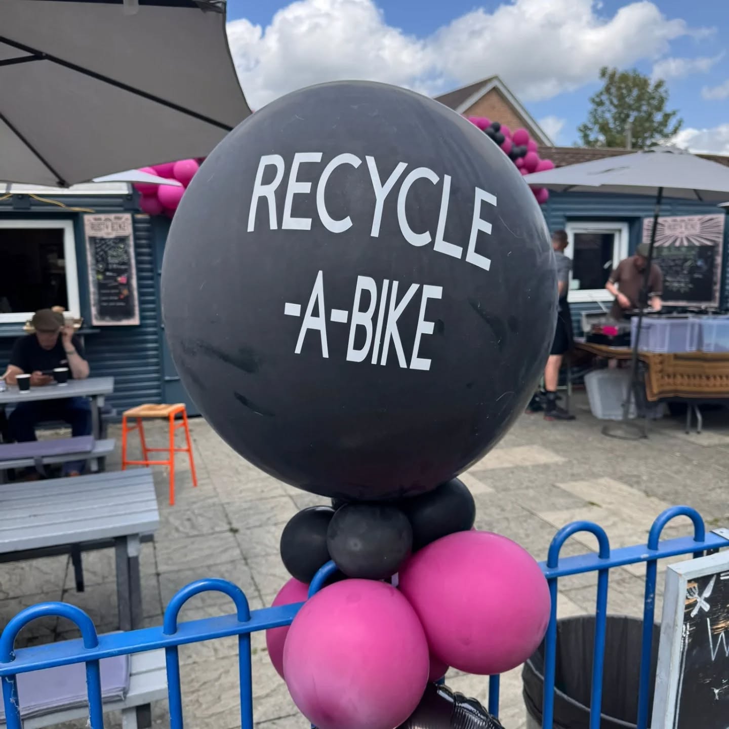 What a day indeed! Massive thank you to all that came down today to help us celebrate our 10 year celebrations, lots of bikes, gravel riding, face painting, cakes, strawberries ice cream, but most of all, lots of happy faces π
#konabikesuk #sundayshambles #djpapamax #londonfacepaints #therustybikecafe