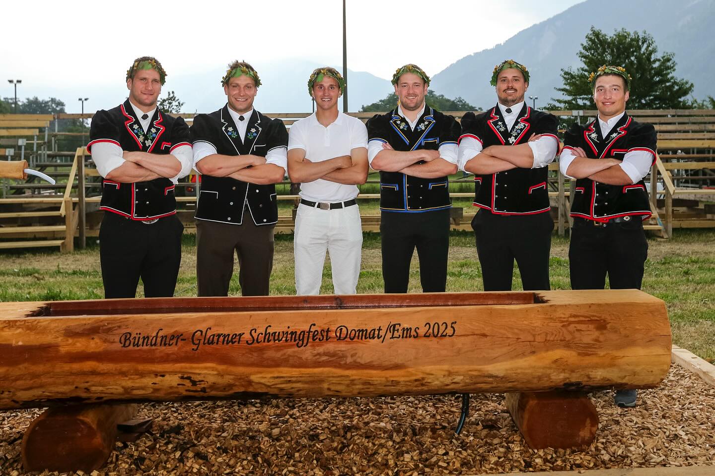 Erster BüGla-Triumph für Curdin Orlik!
Der seit Jahren in Berner Diensten stehende Curdin gewinnt heute in Domat/Ems sein achtes Kranzfest, das erste in seiner Heimat. «Ein Bubentraum geht in Erfüllung», meinte der verdiente Sieger dazu. Der Davoser Christian Biäsch zeigt erneut ein sehr starkes Fest und erreicht den Schlussgang. Neben ihm gewinnen auch Armon Orlik, Niklas Lötscher, der einheimische Marc Jörger sowie erstmals Elia Mayer aus St. Antönien den Kranz. Herzliche Gratulation allen!
Festbericht und Rangliste auf hosalupf.ch! So viele schöne Eindrücke, dass es die nächsten Tage gewiss noch mehr Stoff gibt..
📸: Erwin Keller
#Schwingen #Tradition #Graubünden #DomatEms
@gkb.ch @repowerschweiz