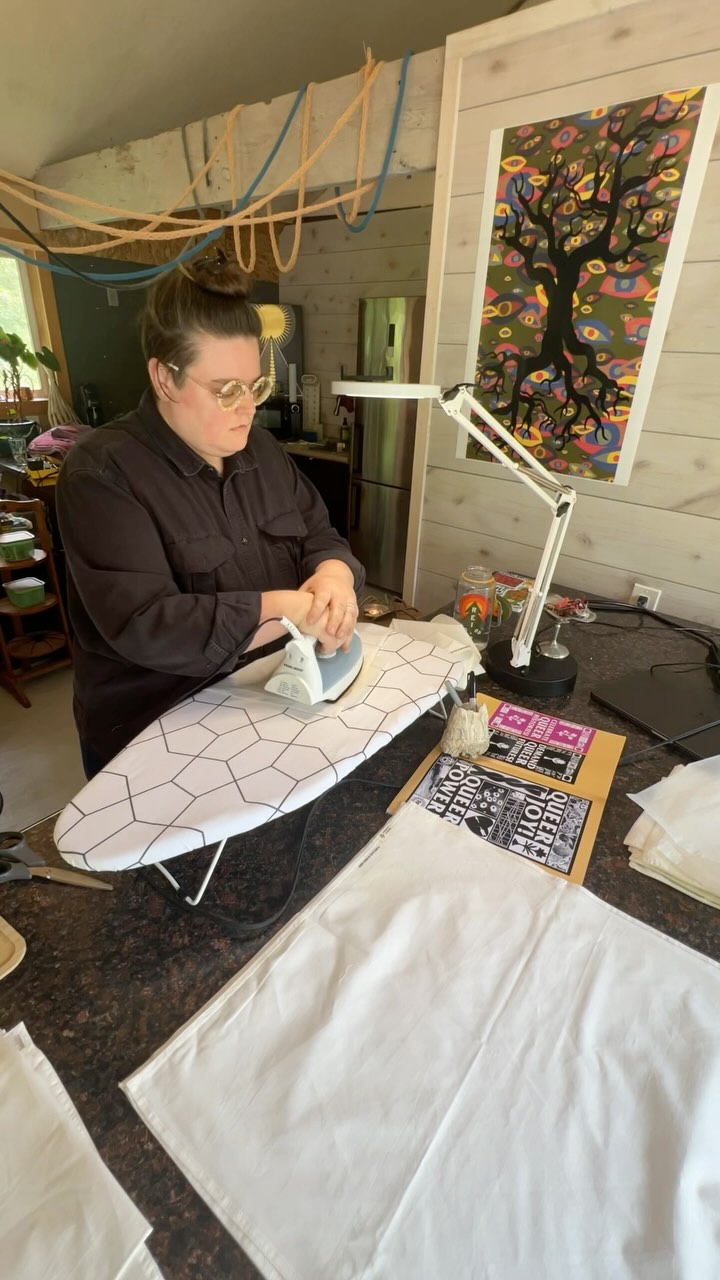 Behind the scenes: some of the steps I do to prep my blanks before the actual blockprinting to make one-of-a-kind textiles. Spoiler: SO MUCH IRONING
#queerartist #fiberartispolitical #blockprinting