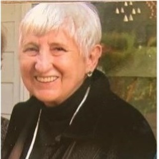 Hoy recordamos a Beatrice Goodwin, enfermera Bachelor of Science in Nursing y PhD, quien falleció recientemente el 21 de mayo a la edad de 92 años.
➡ La Dra. Goodwin estudió Enfermería en la Universidad de Vanderbilt y posteriormente realizó sus estudios de posgrado en la Universidad de Nueva York.
➡ Con una profunda dedicación a la formación en Enfermería, se convirtió en profesora y posteriormente decana de Enfermería en CUNY Lehman College, donde inspiró a generaciones de estudiantes de Enfermería y contribuyó a forjar el futuro de la profesión.
➡ Su carrera incluyó su desempeño en la Liga Nacional de Enfermería, consultora de Organización Panamericana de la Salud (OPS/OMS), profesora de Universidad de Nueva York, donde lideró un proyecto de apoyo a la investigación y la educación en Enfermería en América Central y del Sur, una misión que continuó hasta 2019. Además, fue una de las primeras editoras de IMAGE, conocida hoy como The Journal of Nursing Scholarship y miembro de la Sociedad de Honor de Enfermería Sigma Theta Tau de NYU.
✅ Para ACHIEEN cobra relevancia toda vez que gracias a su espíritu visionario y generoso fue posible crear el Centro Internacional de Investigación en Enfermería (CIIENF), en el marco del proyecto América Latina de la NYU, junto a la Dra. Diane McGivern y la Prof. Eliana Horta, enfermera y docente chilena. El 11 de marzo de 2001 se firmó un convenio con la NYU patrocinando las Jornadas Nacionales de Investigación en Enfermería del CIIENF, en la cual se instituyó el Premio Beatriz Goodwin a la mejor Investigación.
➡ El CIIENF brindó apoyo para la gestión de proyectos y la formación de competencias en investigación y publicación. Actualmente el CIIENF es conocido como CIENF - Comisión de Investigación en Enfermería - cumpliendo 25 años en ACHIEEN.
➡ La Dra. Goodwin vivirá en la memoria de amigos, colegas, exalumnos y familiares, que la recuerdan como una líder compasiva, una defensora humana y una visionaria en el campo de la Enfermería, y quien jugara un papel clave y significativo en el crecimiento de la investigación de Enfermería y en el desarrollo de la disciplina en Chile.