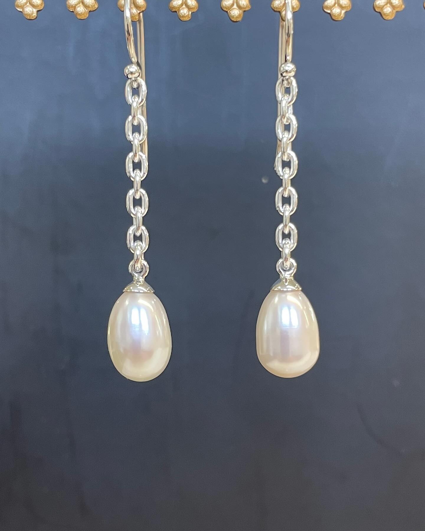 New silver earring creations just out of the workshop 🩶
#silverandpearlearrings #silverandemeraldearrings #silverandprasioliteearrings #newcreations #uniqueearrings #handcrafted #jewelleryworkshop #manufacturingjeweller #leurajeweller #leuramall #ainsleyfinejewellery
