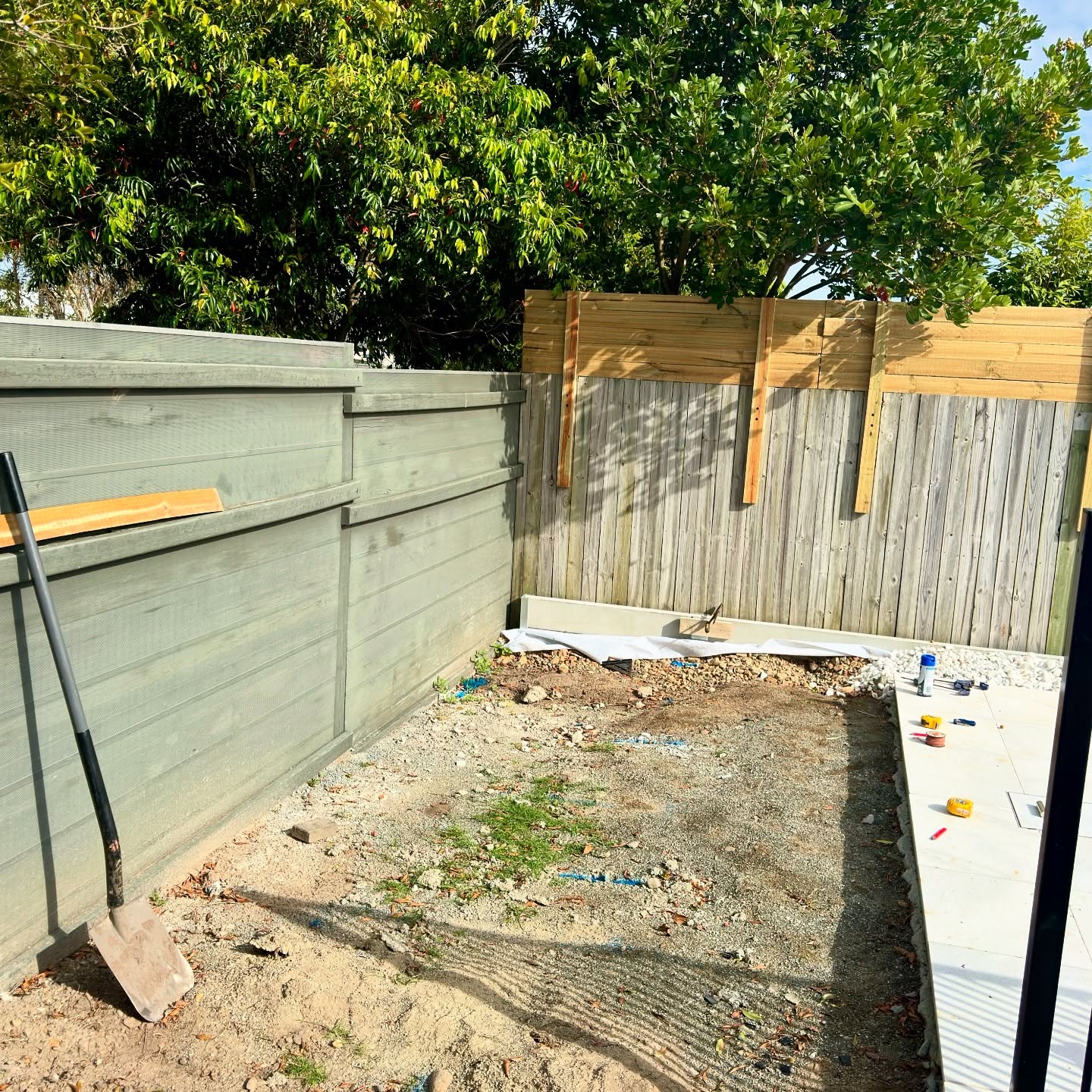 Turning a corner into a paradise! ๐ดโจ From plain dirt to poolside bliss โ sometimes all it takes is a little transformation. #BeforeAndAfter #DreamSpace #BackyardGoals #PoolsideEscape