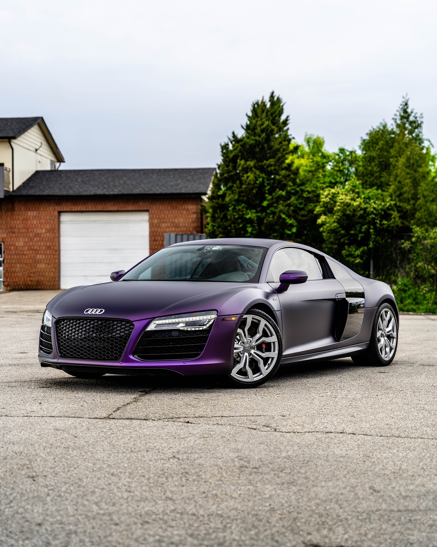 This R8 received a full colour change now wrapped in @kpmfvehiclewraps matte purple black with freshly powder coated wheels to complete this new look!
—
Completed @DRVNAutoworks