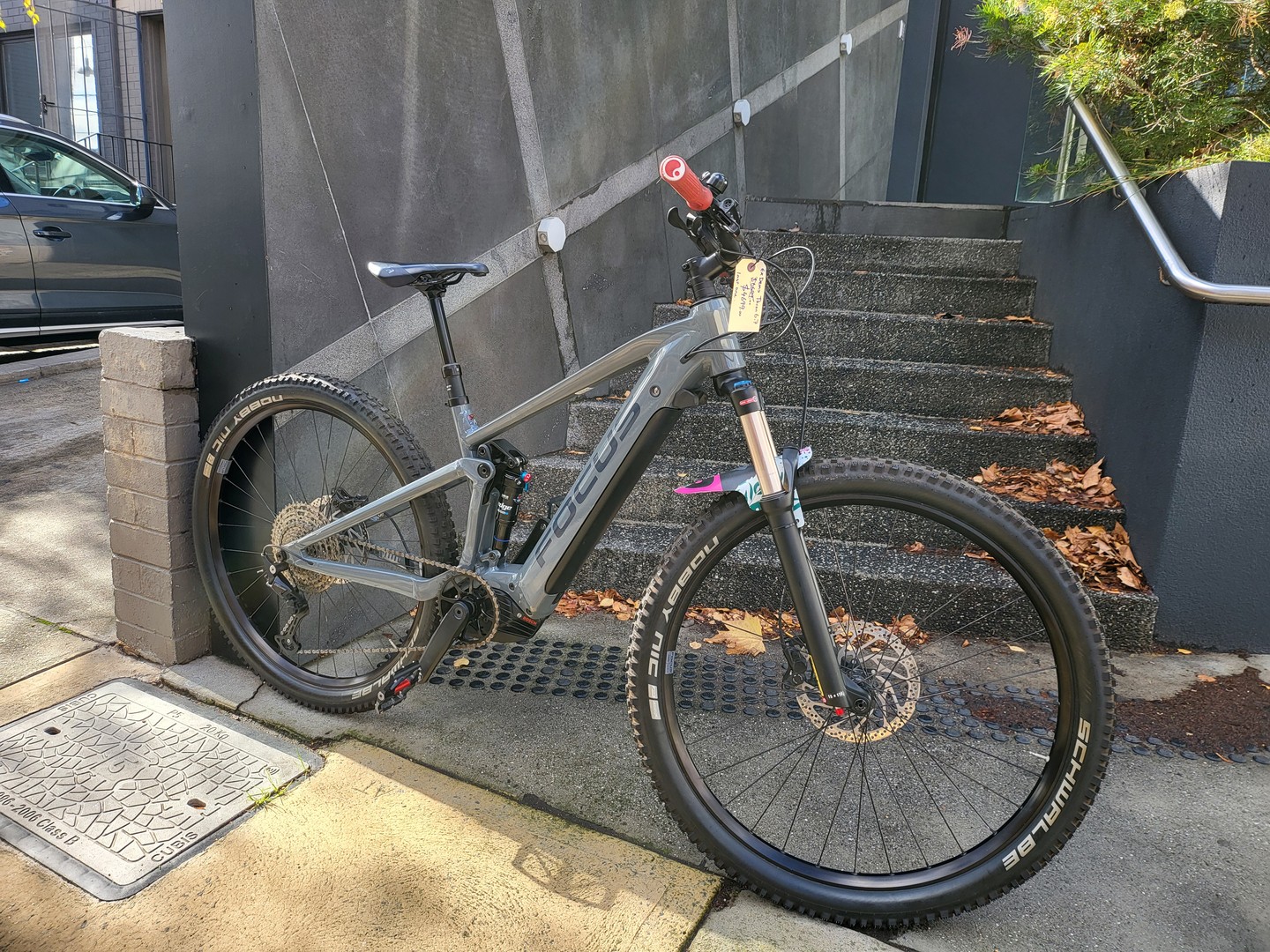 🚴♂️ Grab our LAST Focus Thron² 6.7! ExDemo has less than 50km on it and is sold with a full 'as new' warranty! ⚡️ Perfect for adventure seekers! 💥 Price: $4,399 (was $6,699). Get it before it's gone! Link below! #FocusBike #MountainBiking #ExDemo #adventureawaits
https://www.myspokes.com.au/product-page/focus-thron-6-7-exdemo