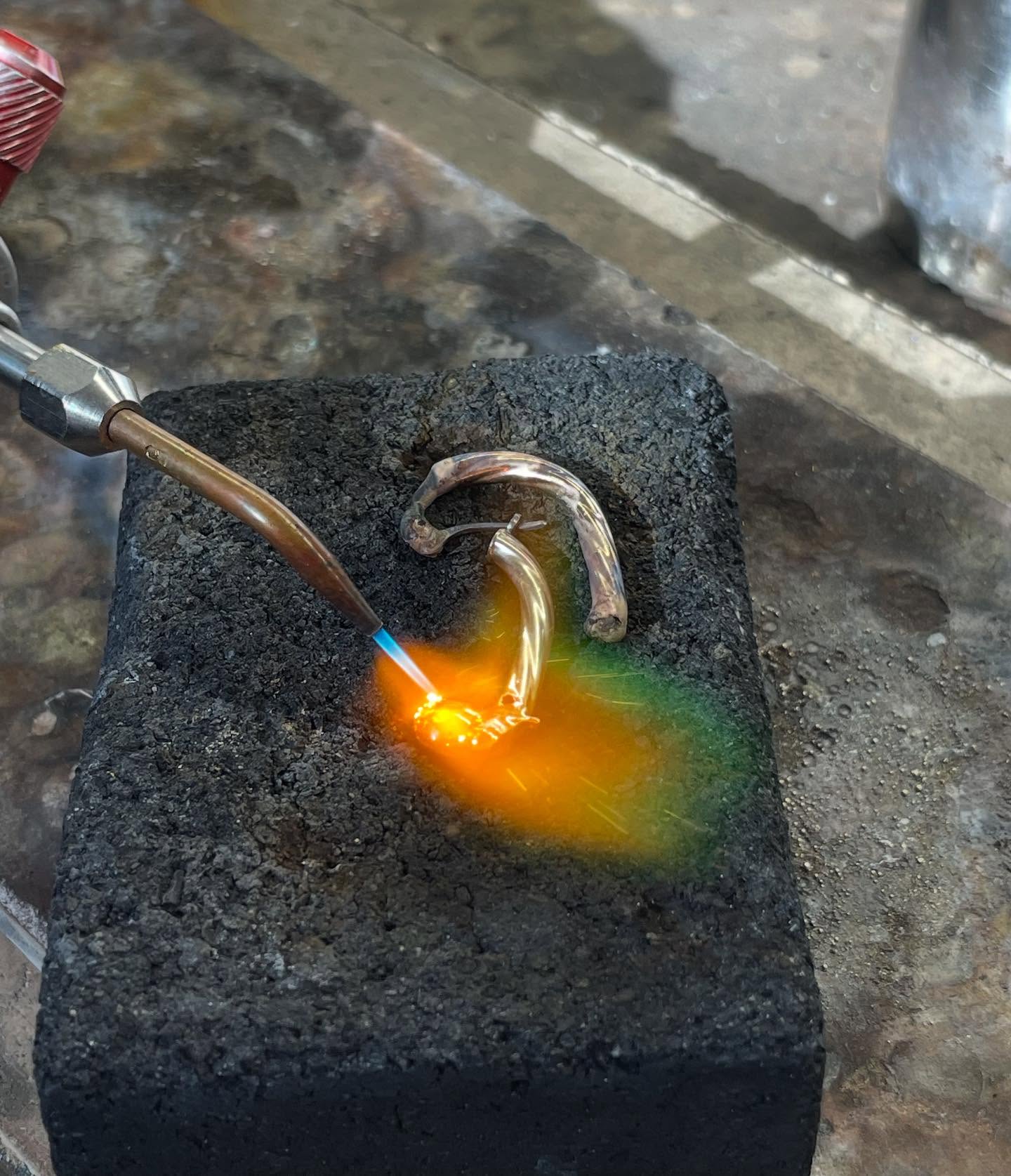 Melting and rolling of scrap gold to create these gorgeous gold bands 🔨💛
#scrapgold #goldmelt #recycling #goldrings #handcraftedrings #jewelleryworkshop #manufacturingjeweller #leurajeweller #leuramall #ainsleyfinejewellery
