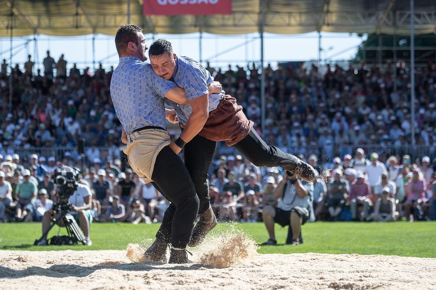 Drei Bündner NOS-Kränze!
Bei grosser Hitze und vollem Haus (8‘300 Fans) stellt Armon Orlik in St. Gallen den Schlussgang des Nordostschweizer Schwingfests und beendet den Anlass auf Rang 3. Der Zilliser Josias Müller mit seinem ersten NOS-Kranz auf Rang 5 und der Davoser Christian Biäsch auf Rang 6 treten am Abend ebenfalls vor die Ehrendamen. Herzliche Gratulation dem Trio sowie auch den drei Festsiegern Werner Schlegel, Damian Ott und Michael Moser. 👏🏼
Leider musste der zweifache Saisonkranzer aus Untervaz, Niklas Lötscher, das Fest verletzungsbedingt aufgeben. Ihm wünschen wir auf diesem Weg gute Besserung. 🙏🍀
📺: Lorenz Reifler
#Schwingen #Tradition #Graubünden #StGallen #Gallusstadt
@gkb.ch @repowerschweiz