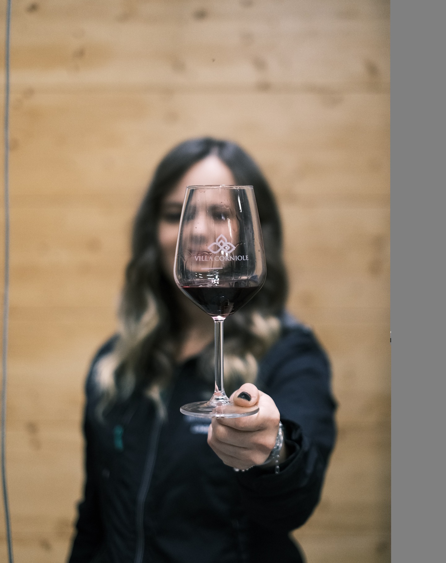 Vivi un viaggio tra i profumi e i sapori della Val di Cembra.
Lasciati guidare in un’esperienza di #enoturismo autentico: ti accoglieremo nella nostra cantina per raccontarti la storia dei vini di #montagna, tra passione, famiglia e tradizione.
👉 Prenota la tua visita guidata con degustazione per scoprire i nostri Trentodoc e vini eroici, espressione pura del nostro territorio.
Un’esperienza su misura per famiglie, amici, coppie e amanti del buon vino.
Ti aspettiamo per vivere insieme un momento speciale tra le vigne e i muretti a secco della nostra valle.
#VisiteInCantina #DegustazioniVini #EnoturismoTrentino #ValDiCembra #ViniDiMontagna #TurismoDelVino #CantinaVillaCorniole #WineExperience