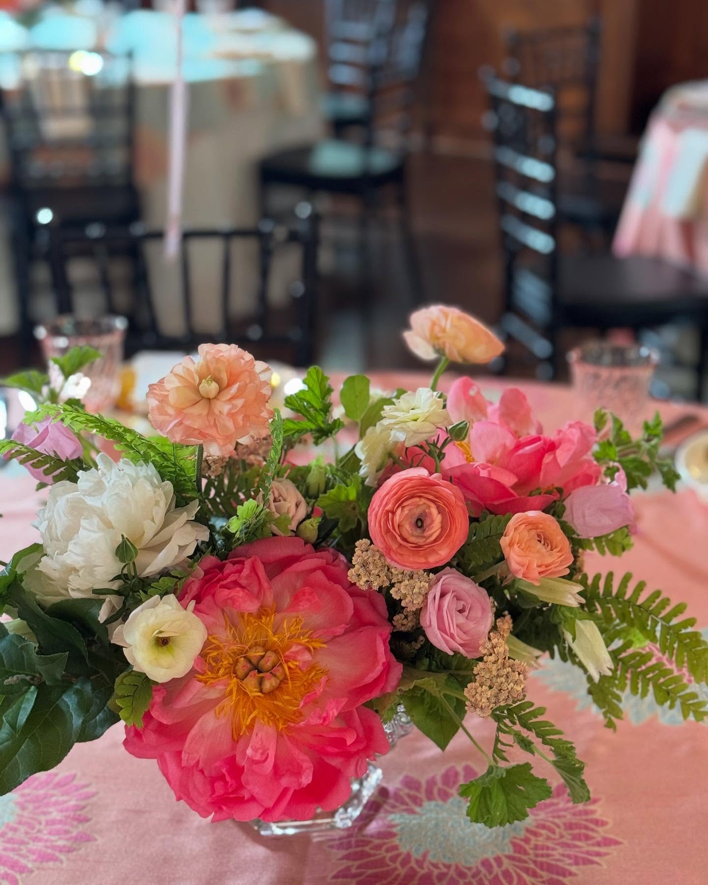 Hit the ground running today after a great trip to visits my new nephew. We kicked off the week with the last of the Spring flowers to celebrate a very special lady.
.
.
.
.
.
.
.
#peonies #peonyseason #lastofspring #summerflowers🌸 #juneflowers #june #birthday #partyflowers #eventflowers #highlandpark @northmoorcountryclub