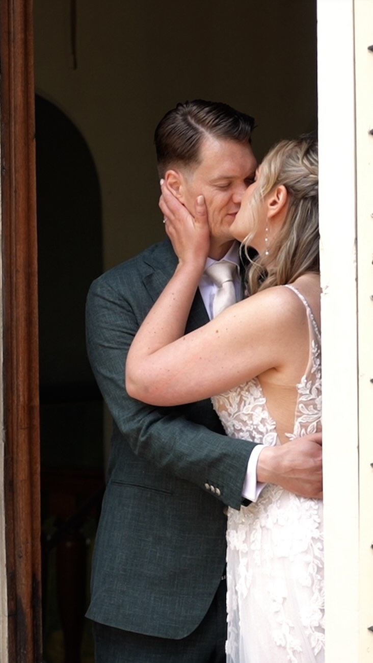 Een jaar geleden, de dag van Lisanne en Alwin ❤️ Zo genoten van de dag en het maken van de trouwfilm. Hoewel we elkaar pas voor het eerst zagen op de dag zelf, was het alsof ik deze twee al jaren kenden. Wat een warme lieve mensen, ik voelde me zo opgenomen in hun gezelschap.
Vaak deel ik alleen de korte teasers, nu ook een keer de volledige trouwfilm. Want ben eigenlijk heel trots op deze 🤎
Gefeliciteerd met jullie jubileum @lisanne_faasse en @alwin.christianen!
Locatie: @kasteeldussen
Jurk: @danivantoll
Ringen: @vandoorendiamonds
Taart: @cake5nl
Babs: @mickyfaasse
Zangeres: @melanieryanmusic
Dj: @djlamusica.official
Fotograaf: @huisje.vol.liefde
#weddingfilm #trouwfilm #weddingvideo #kasteeldussen #gettingmarried #trouwenin2026