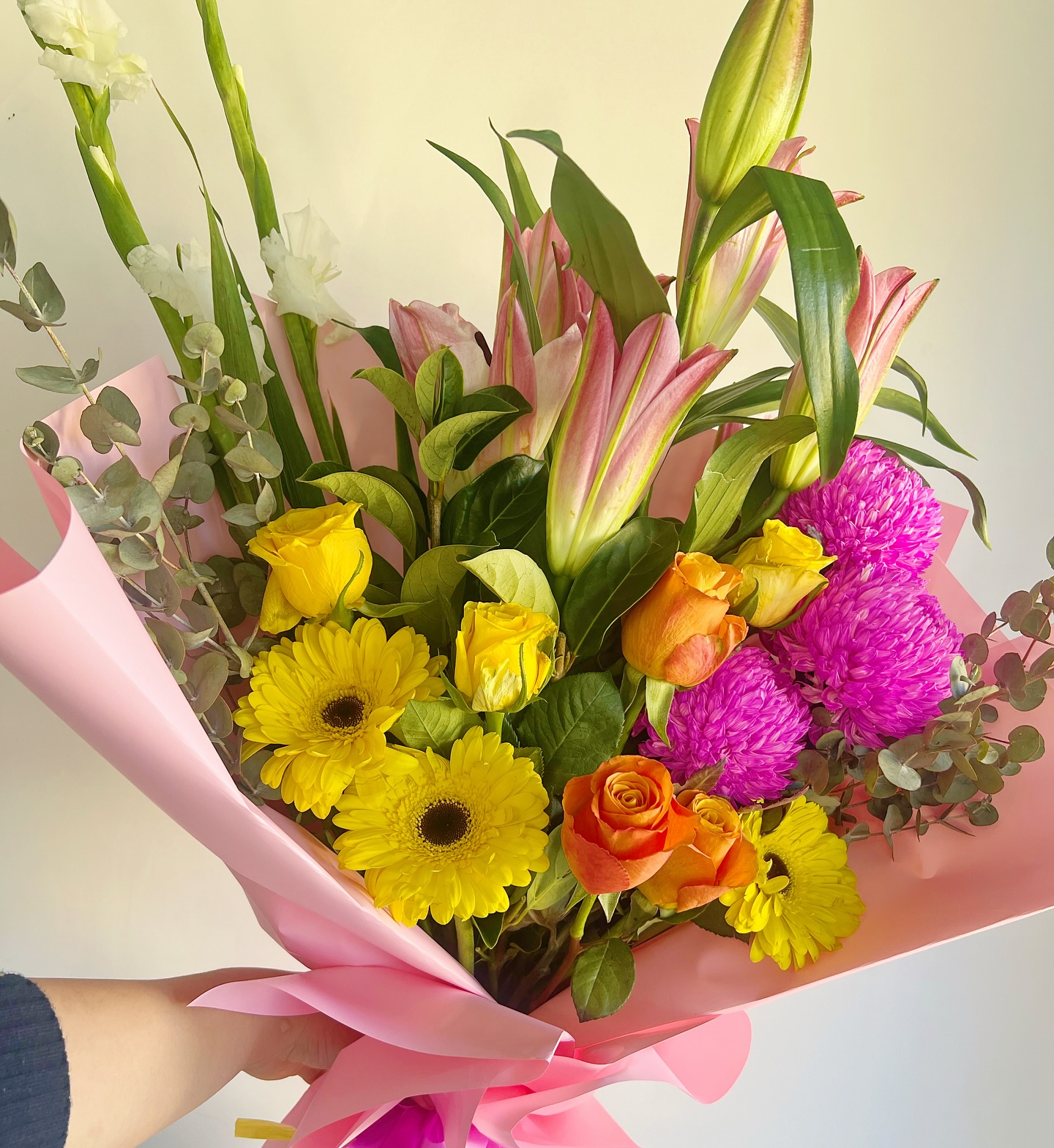 The kind of bouquet that glows like the end of a perfect day.
#flowers