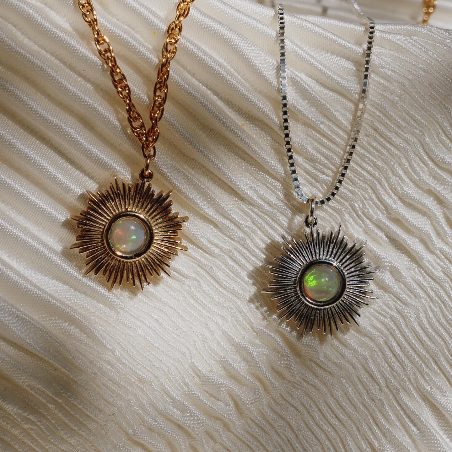 Name me a more perfect summer necklace.. I’ll wait ☀️
#opaljewellery #opalnecklace #jewelrydesign #handmadejewelry #customizejewelry #shopsmall #necklacesets