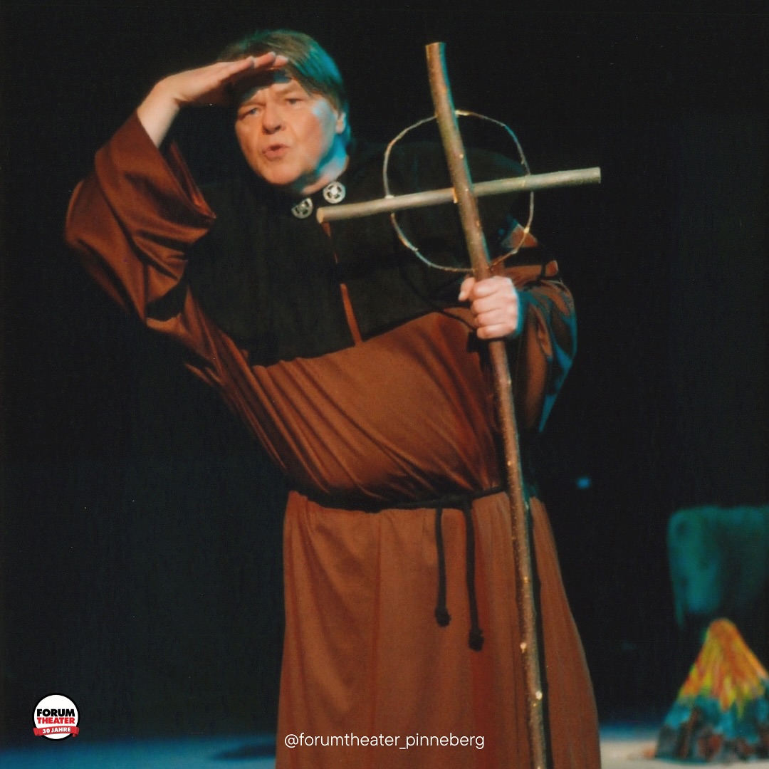 🏹 Mit Pfeil, Bogen und viel Spielfreude wurde im Sommer 2012 der sagenumwobene Rächer der Armen bei uns lebendig und wir brachten erstmals Robin Hood auf die Bühne, in einer Inszenierung von Birte Hatje.
💬 Wusstest du schon?
Diese Produktion war ein Meilenstein für uns. Zum ersten Mal in unserer Geschichte gab es gleich fünf Vorstellungen eines Stücks!
Und die Geschichte ging weiter: Über zehn Jahre später, im Jahr 2023, brachte unsere Jugendgruppe den Stoff in einer neuen Fassung erneut auf die Bühne, erneut unter der Regie von Birte Hatje. Zwei Generationen, eine Geschichte.
Kommentiert gern und teilt eure Erinnerungen mit uns! 💬👇
#forumtheaterpinneberg #30jahreforumtheaterpinneberg #jubiläum #theater #pinneberg