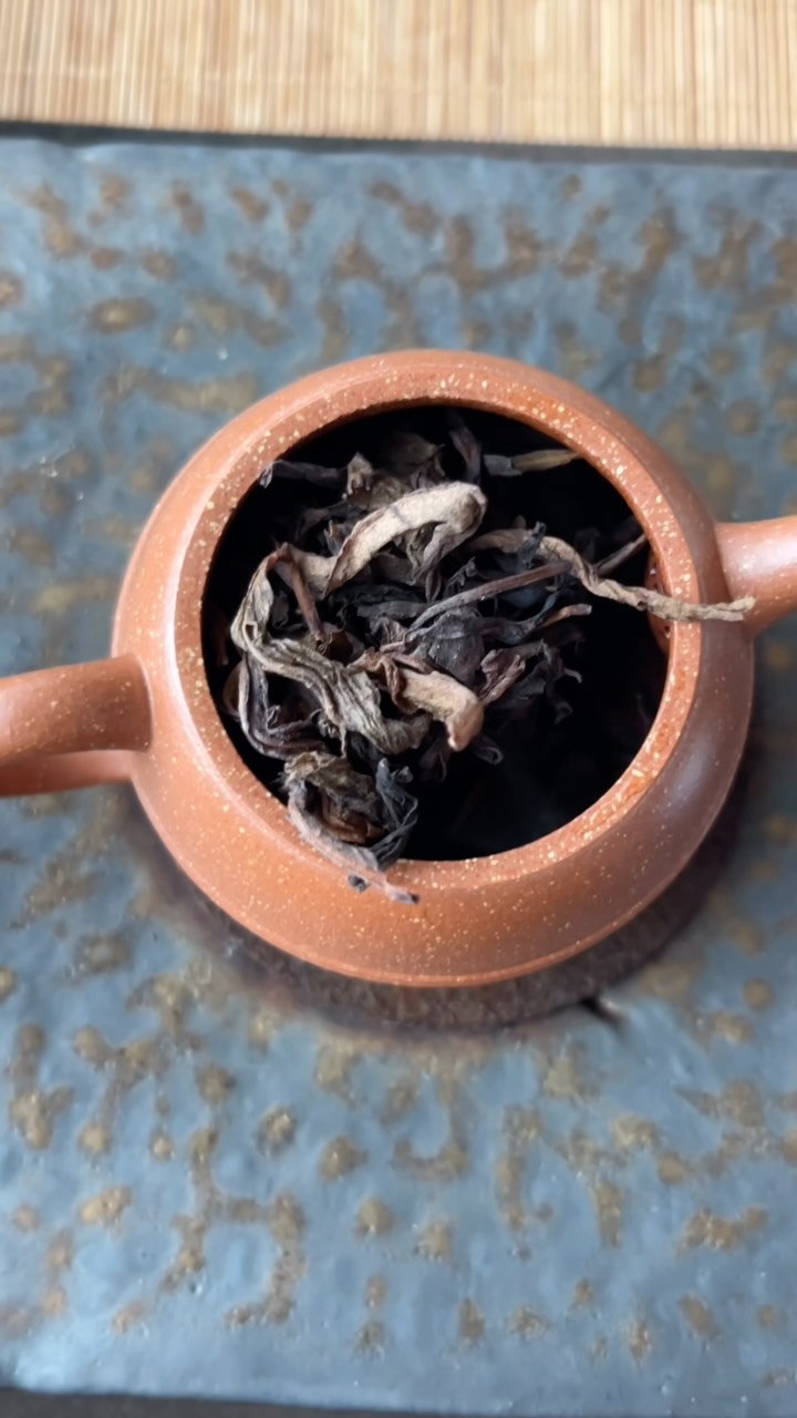 Aged tea is indeed a gift to your future self. I’m once again amazed by the flavor of this 2019 Bai Ji Guan. I expected “mushroom chicken soup” and instead tasted tangerine dark chocolate on toast. What a treat!
#baijiguan #yancha #oolong #gongfucha
