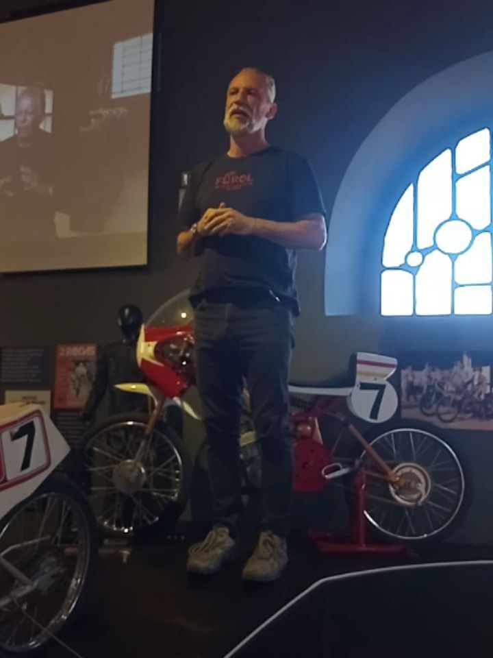 :
🏍️✨ 🏍️✨ Centro Cultural Movimento (CCM)
Carlãozinho Coachman não é apenas um piloto, mas também um guardião da memória do motociclismo brasileiro, alguém que dedicou sua vida não só a pilotar, mas a preservar e compartilhar essa paixão com as próximas gerações.
🚦 Fundado por Carlãozinho Coachman em Socorro – SP, o CCM é um 🏛️ museu + 🏍️ centro de cultura + 🤝 ponto de encontro dos apaixonados por motos!
🔧 O que tem lá?
🛵 Motos clássicas, antigas e raras!
🥽 Capacetes, 🧤 luvas, 🏆 troféus e relíquias históricas!
📸 Fotos 📜 documentos e 🎥 vídeos sobre o motociclismo!
🎙️ Palestras, eventos e encontros 🏍️🔥
🎯 Missão:
Preservar a memória das duas rodas 🏍️❤️
Celebrar os pioneiros 👏
Inspirar as futuras gerações 🚀👊
📍 Por que em Socorro?
🌄 Cidade turística, cheia de belas estradas 🛣️, natureza 🍃 e aventuras 🚵♂️ — perfeita pra quem ama viajar de moto!
💡