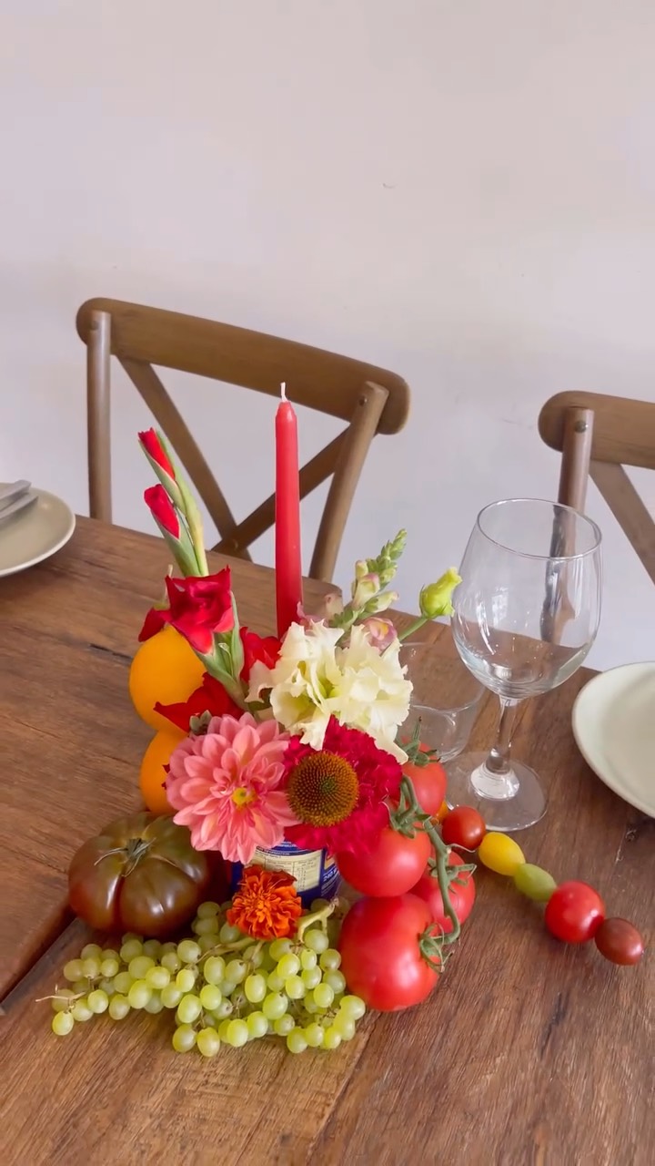 We’re starting to feel major FOMO seeing everyone’s Europe posts! If you’re like us, these DIY tomato strands are the perfect way to bring a touch of Italian summer to your next event 🍅🥫