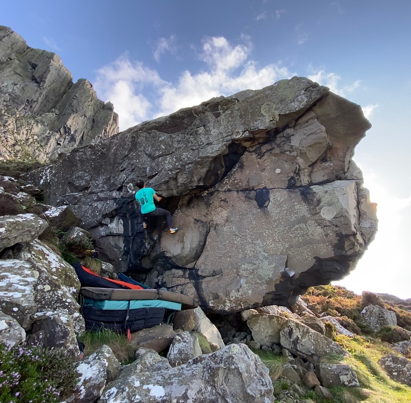 Local stalwart and developer Si McCartney on Way of the Dragon 7A.
This is in Na Bolláin Rúnda area. There are close to 400 problems in this area and all will be showcased in the Fairhead Bouldering Guide second edition.