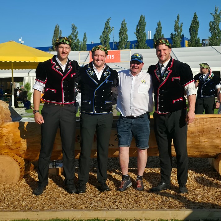 Mit unseren drei gestrigen NOS-Kranzgewinnern Josias Müller, Christian Biäsch und Armon Orlik – hier gemeinsam mit Kantonalpräsident Bruno Sprecher – beschliessen wir einen so schönen wie auch intensiven Schwingmonat Juni.
Im Juli wird’s etwas ruhiger, wobei jedes Wochenende einzelne Einsätze über das ganze Land hinweg anstehen. Zu beachten insbesondere:
6. Juli: SV Davos zu Gast am Emmentalischen Schwingfest in Langnau i.E.
13. Juli: Armon Orlik und Josias Müller mit dem NOS-Team auf der Rigi
19. Juli: Armon Orlik und Christian Biäsch mit dem NOS-Team auf dem Weissenstein
In grösserer Runde – und darauf freuen wir uns schon heute – treffen wir uns am letzten Juli-Wochenende (26./27.7) in Davos wieder, wenn einmal mehr das traditionelle Sertig Schwinget ansteht.
📸: Claudia Schweizer
#Schwingen #Tradition #Graubünden
@gkb.ch @repowerschweiz