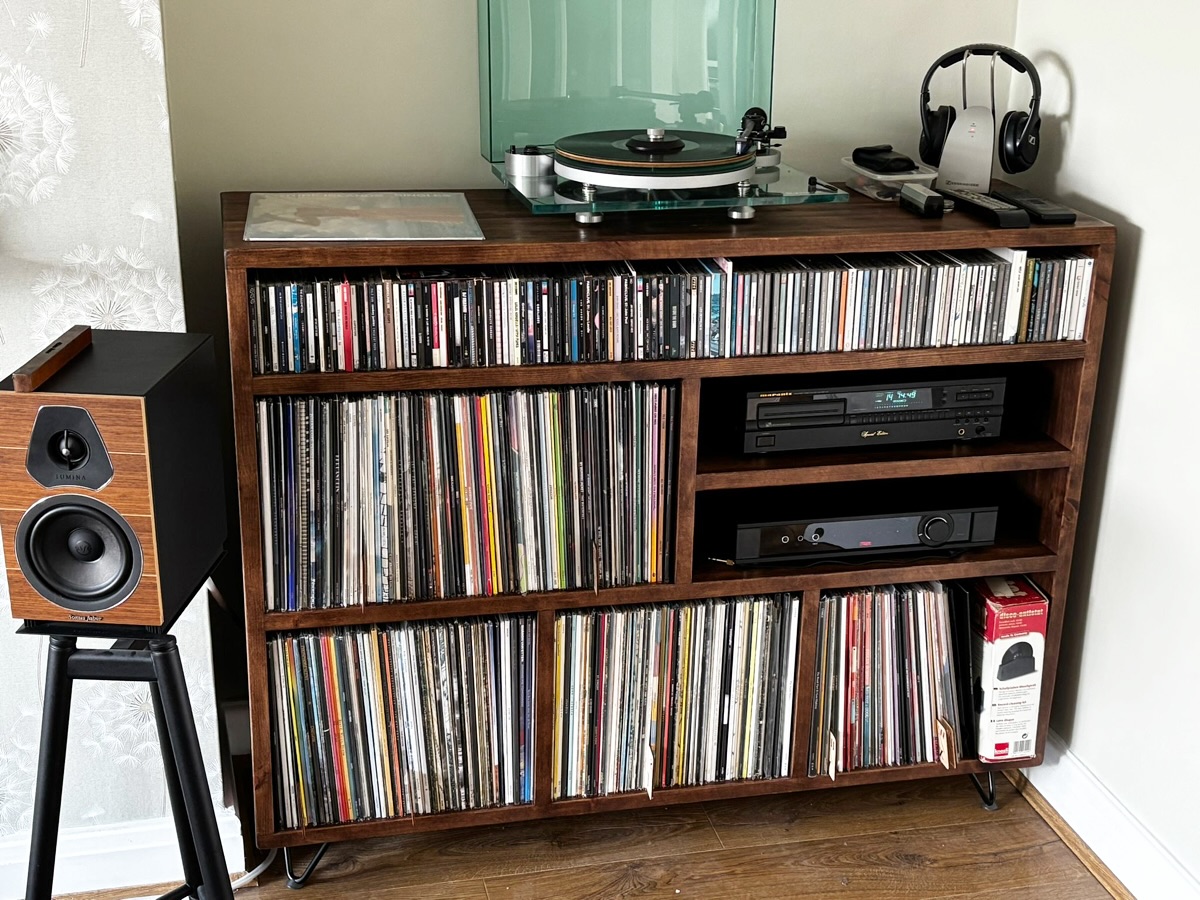 Latest install of our solid wood Serene+ unit.
#komodafurniture #furniture #vinyl #vinylstorage #handmade #madeinbritain🇬🇧 #woodfurniture #interiordecorating #hifi #solidwoodfurniture #solidwood #furnituredesign #tvunit #recordplayer #instadaily #cdcollection #speakers #sonusfaber