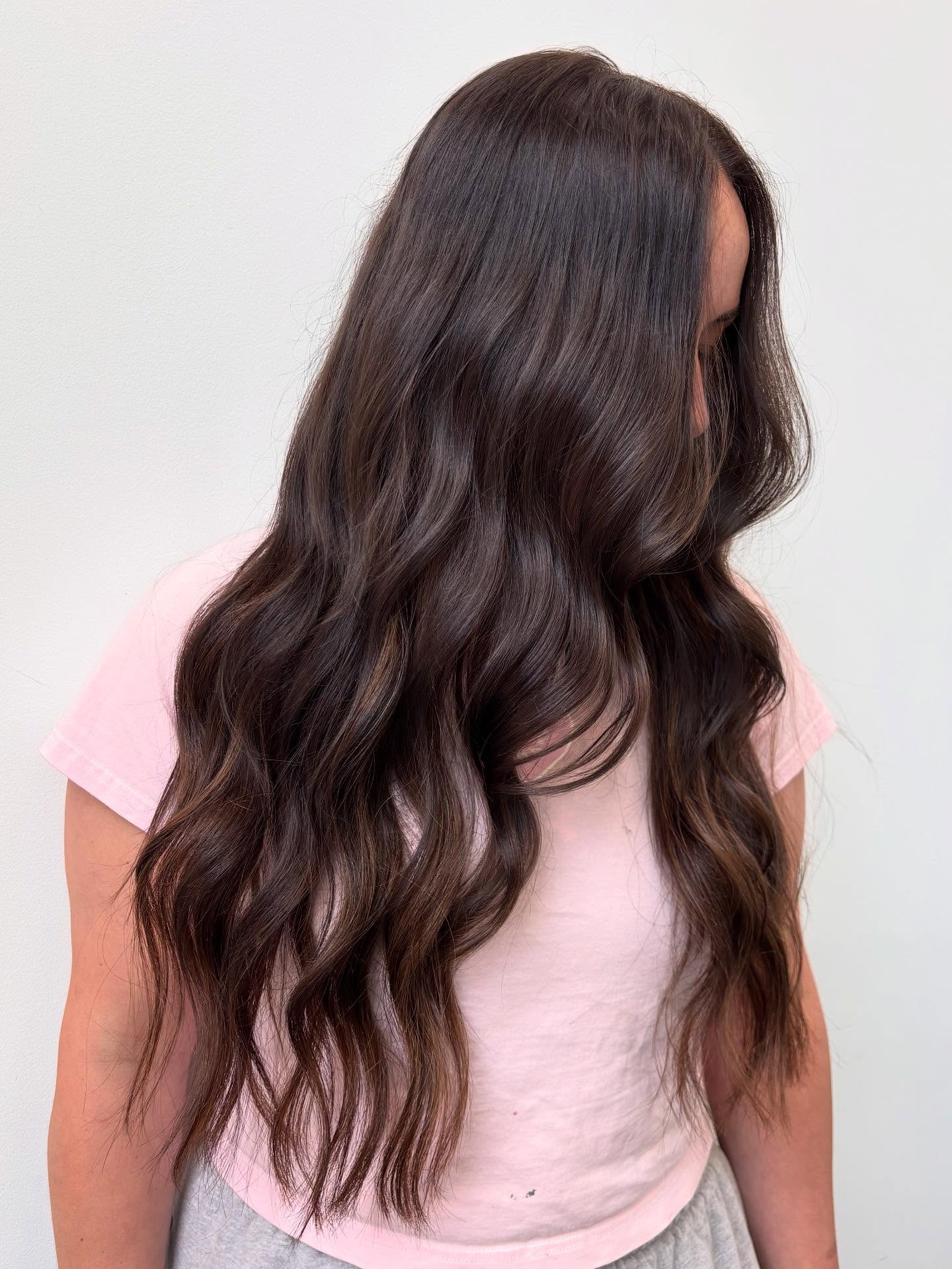 Chocolate bombshell 🍫 💣
Check out this stunning transformation—deep, rich brunette tones with soft dimension that catches the light just right. We took it even further with a hybrid extension install: a mix of weft extensions and delicate k-tips for that seamless volume + length combo.
Natural beauty, elevated. 💁♀️🔥
Have you thought about extensions? Give us a call to book a complimentary consultation to further discuss the options!
#BrunetteTransformation #SoftDimension #HybridExtensions #WeftAndKTips #SeamlessExtensions #HairGoals