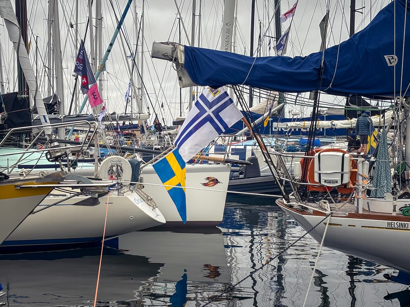 Det är häftigt med alla båtar i hamnen, att det ens går att knö in så många på en och samma plats. @gotland_runt