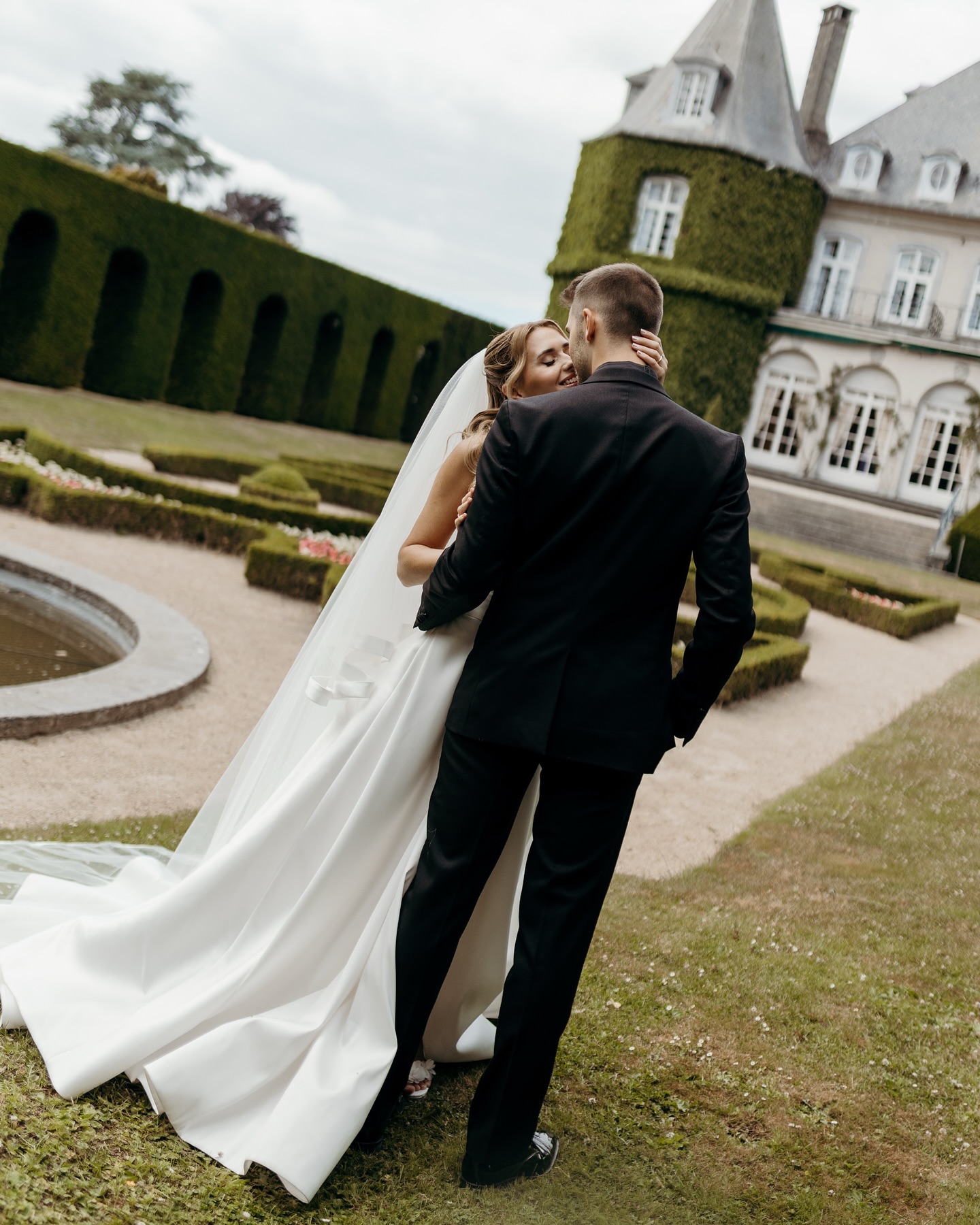 Wat een droom! Michelle & Frederick๐๐๐
Organisatie: @styledshoots.nl @romyrijkenberg.photography
Locatie: Chรขteau de la Hulpe
Make up & haar: @blush_olsa
Jurk: @debruidszaak
Koppel: @brewkos